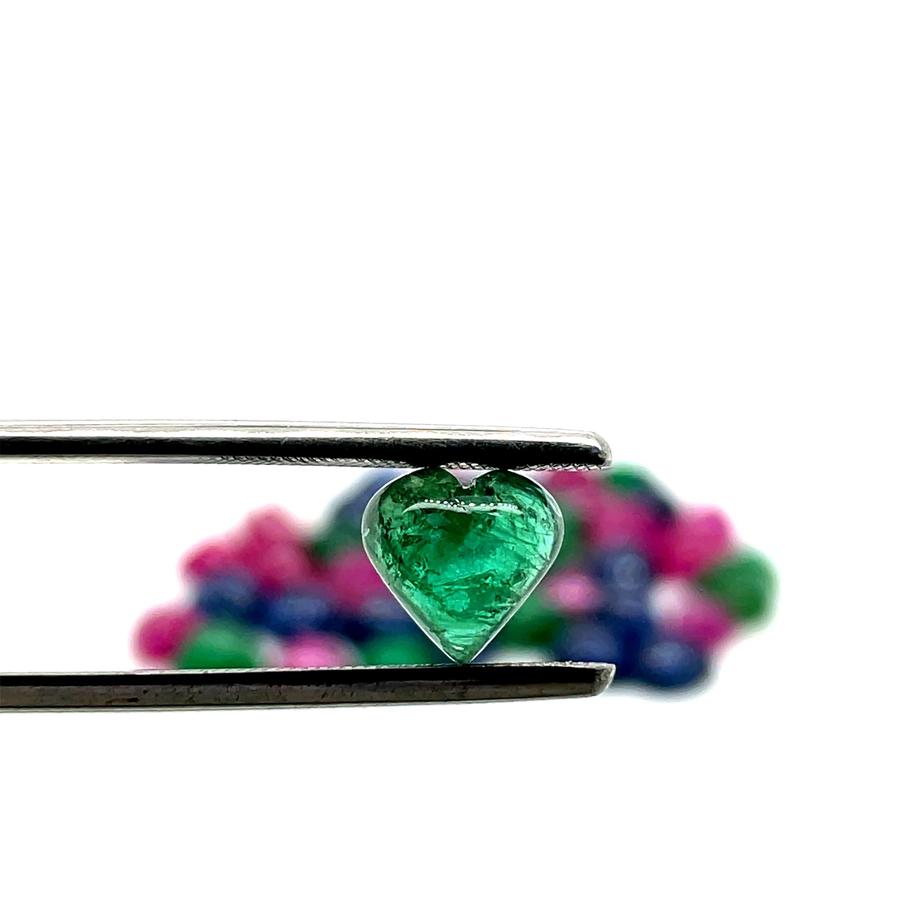 45 Heart-Shaped Emerald Ruby and Sapphire Cabochon Cts 40.54 In New Condition For Sale In Hong Kong, HK