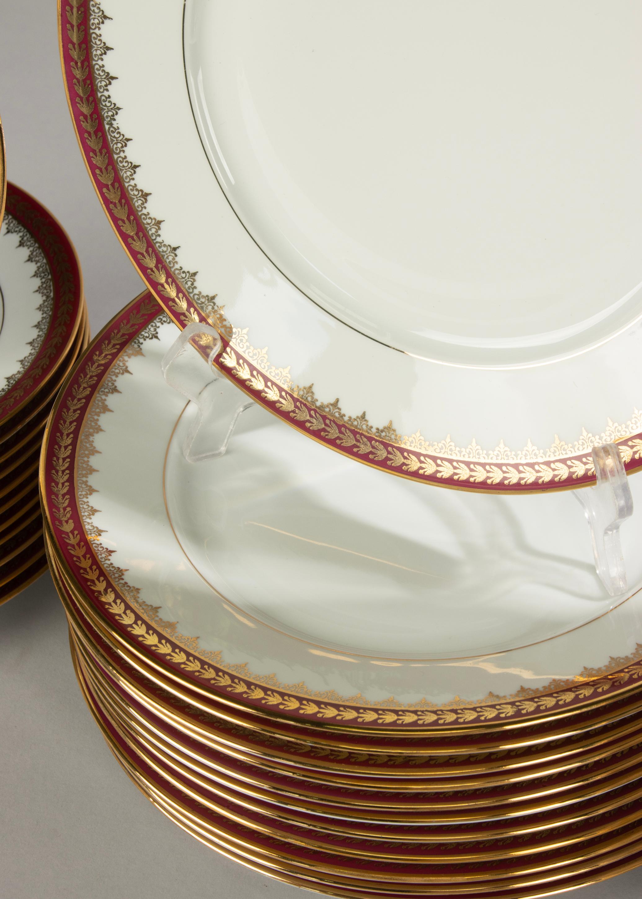 45-teiliges Tafelservice - Leclair Limoges - Klassisches Design mit goldenen Lorbeerverzierungen im Angebot 2