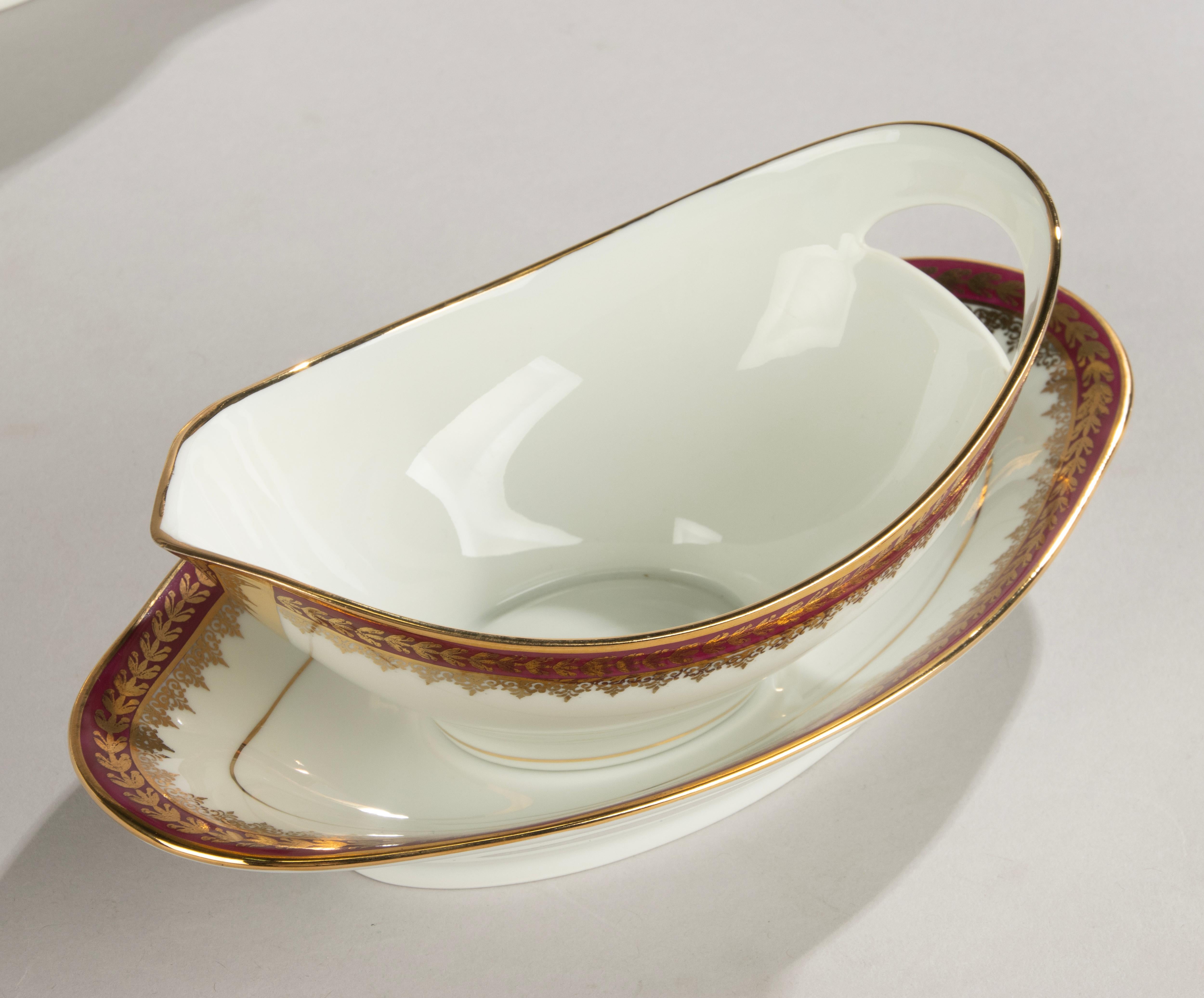 45-teiliges Tafelservice - Leclair Limoges - Klassisches Design mit goldenen Lorbeerverzierungen im Angebot 4