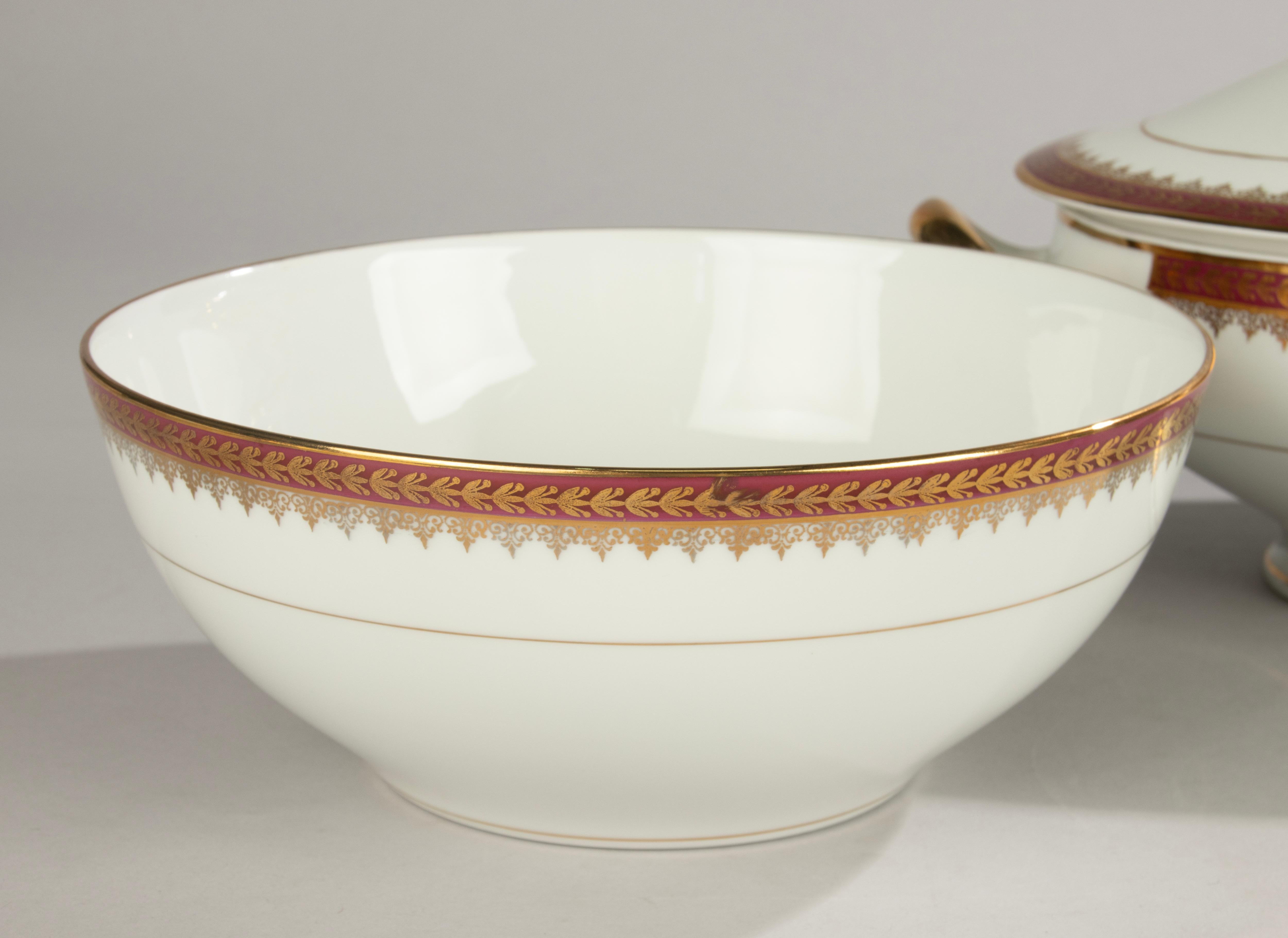 45-teiliges Tafelservice - Leclair Limoges - Klassisches Design mit goldenen Lorbeerverzierungen im Angebot 5