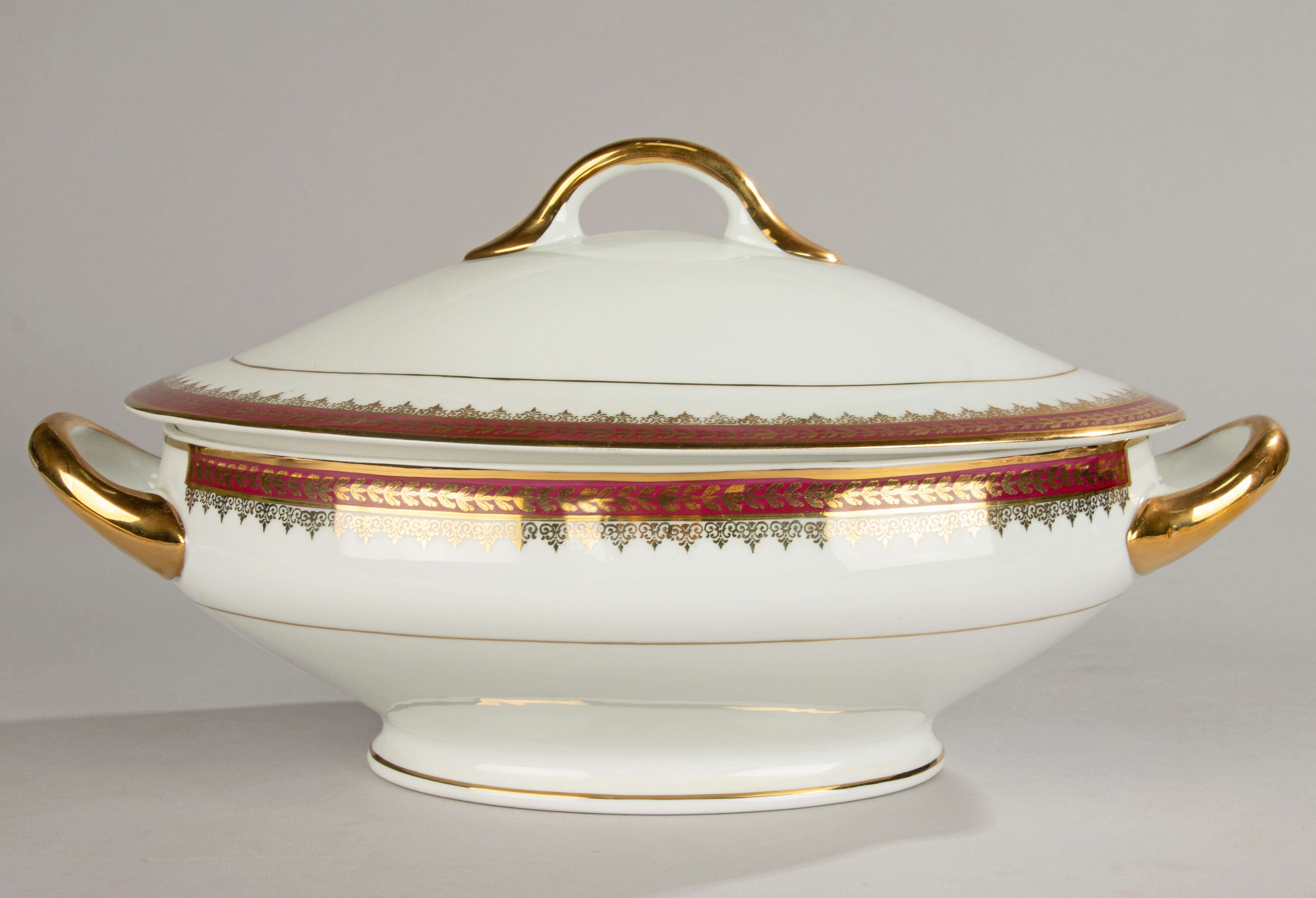 45-teiliges Tafelservice - Leclair Limoges - Klassisches Design mit goldenen Lorbeerverzierungen im Angebot 6