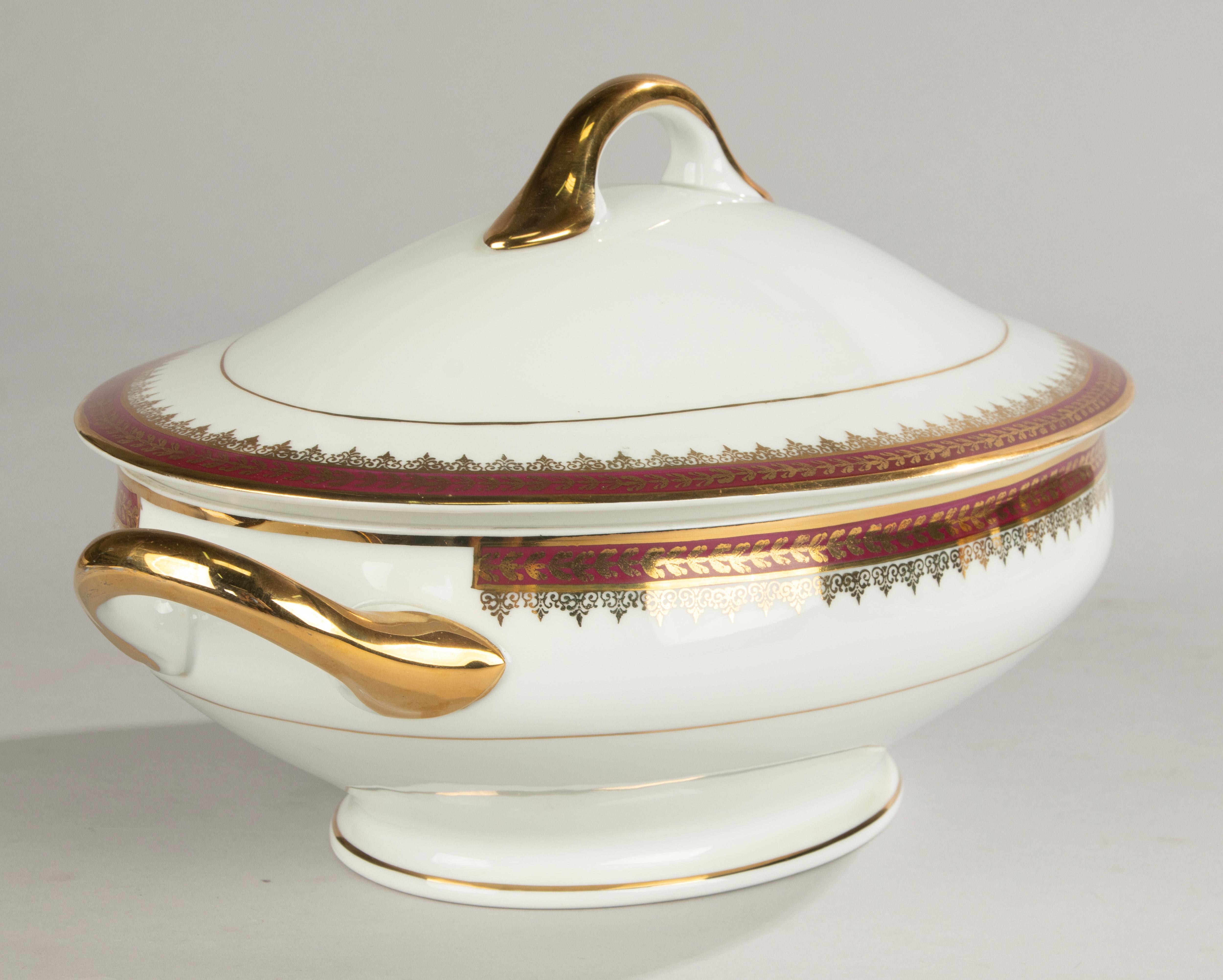 45-teiliges Tafelservice - Leclair Limoges - Klassisches Design mit goldenen Lorbeerverzierungen im Angebot 7