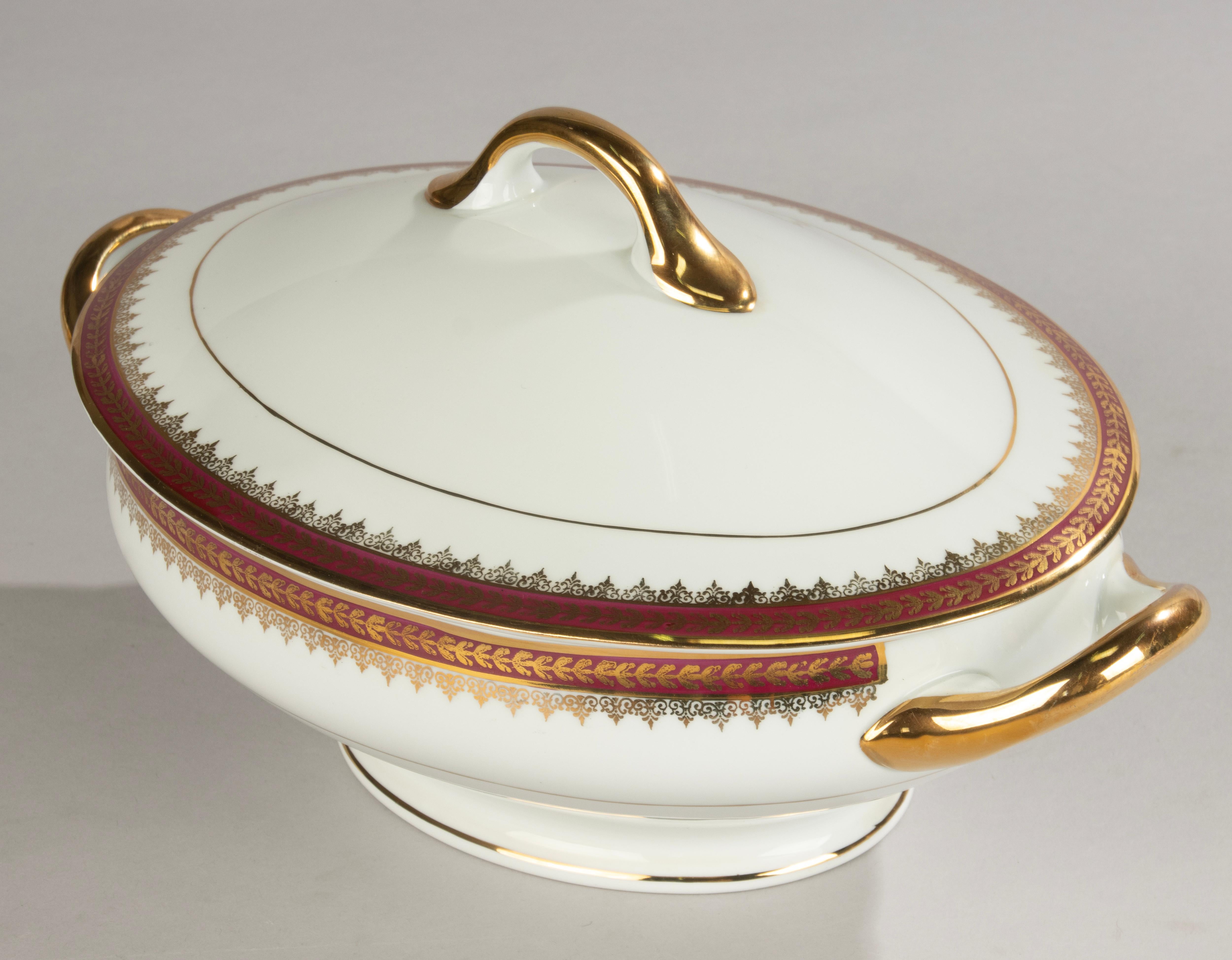45-teiliges Tafelservice - Leclair Limoges - Klassisches Design mit goldenen Lorbeerverzierungen im Angebot 8