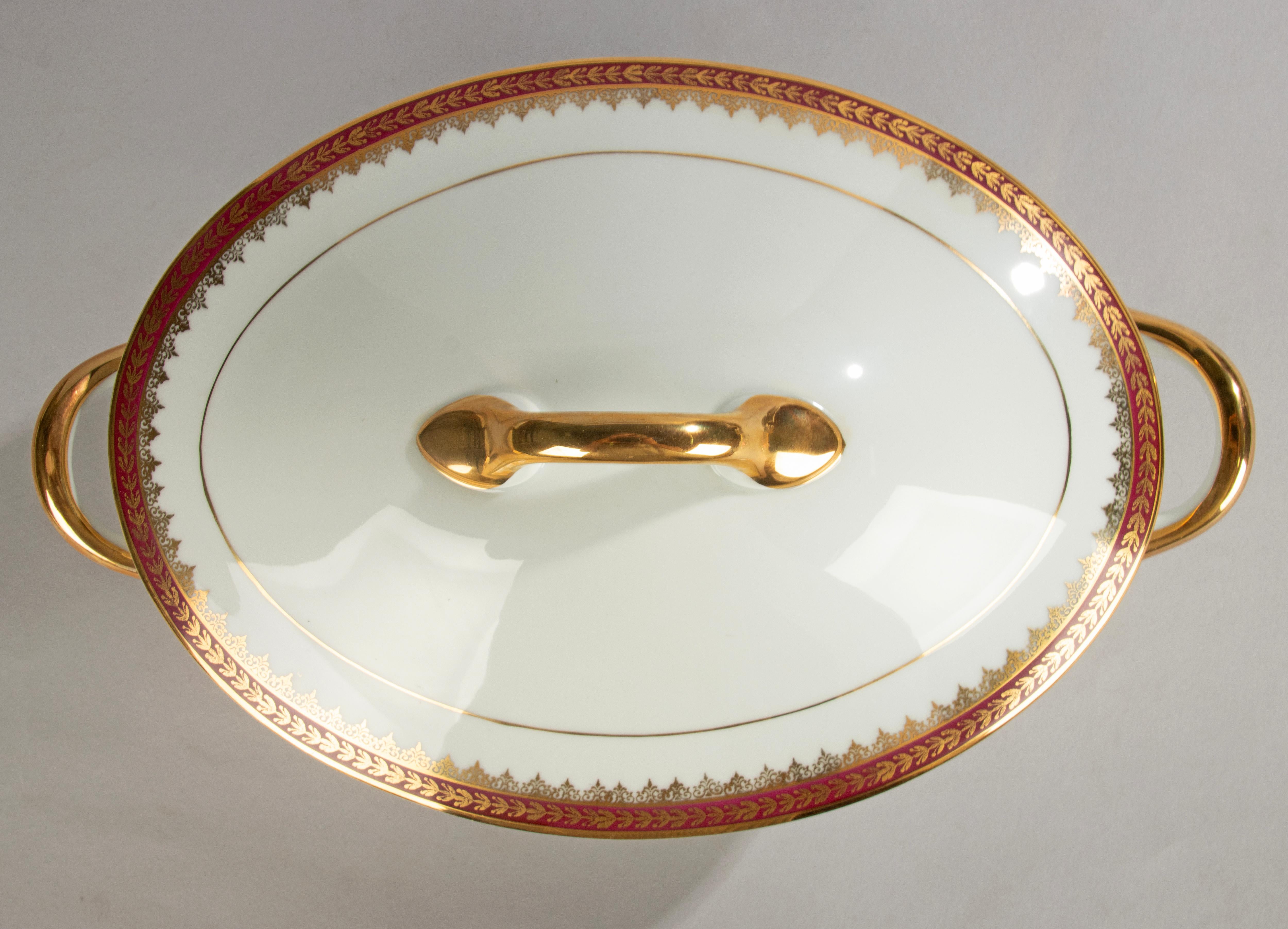 45-teiliges Tafelservice - Leclair Limoges - Klassisches Design mit goldenen Lorbeerverzierungen im Angebot 9