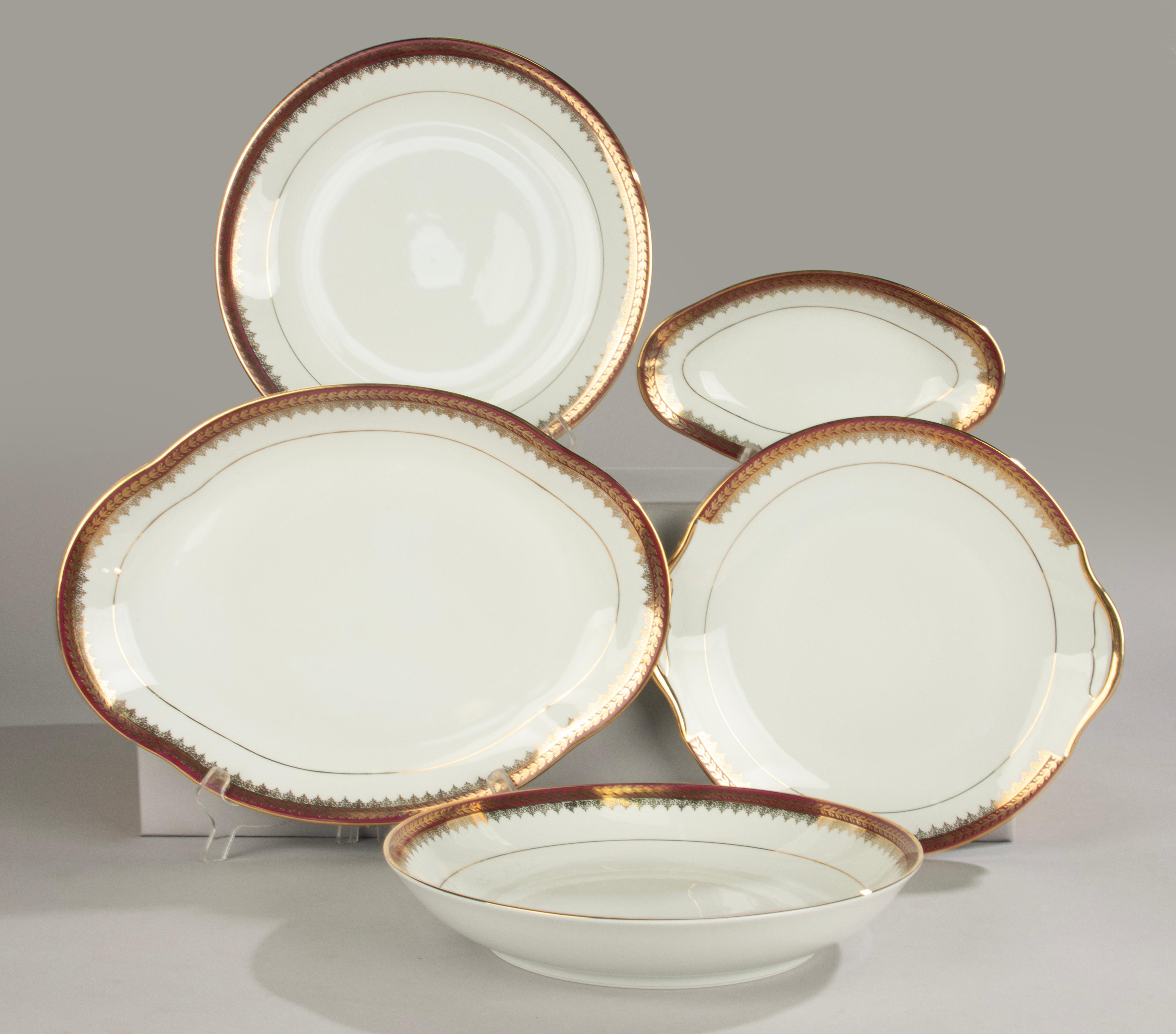 45-teiliges Tafelservice - Leclair Limoges - Klassisches Design mit goldenen Lorbeerverzierungen im Angebot 10