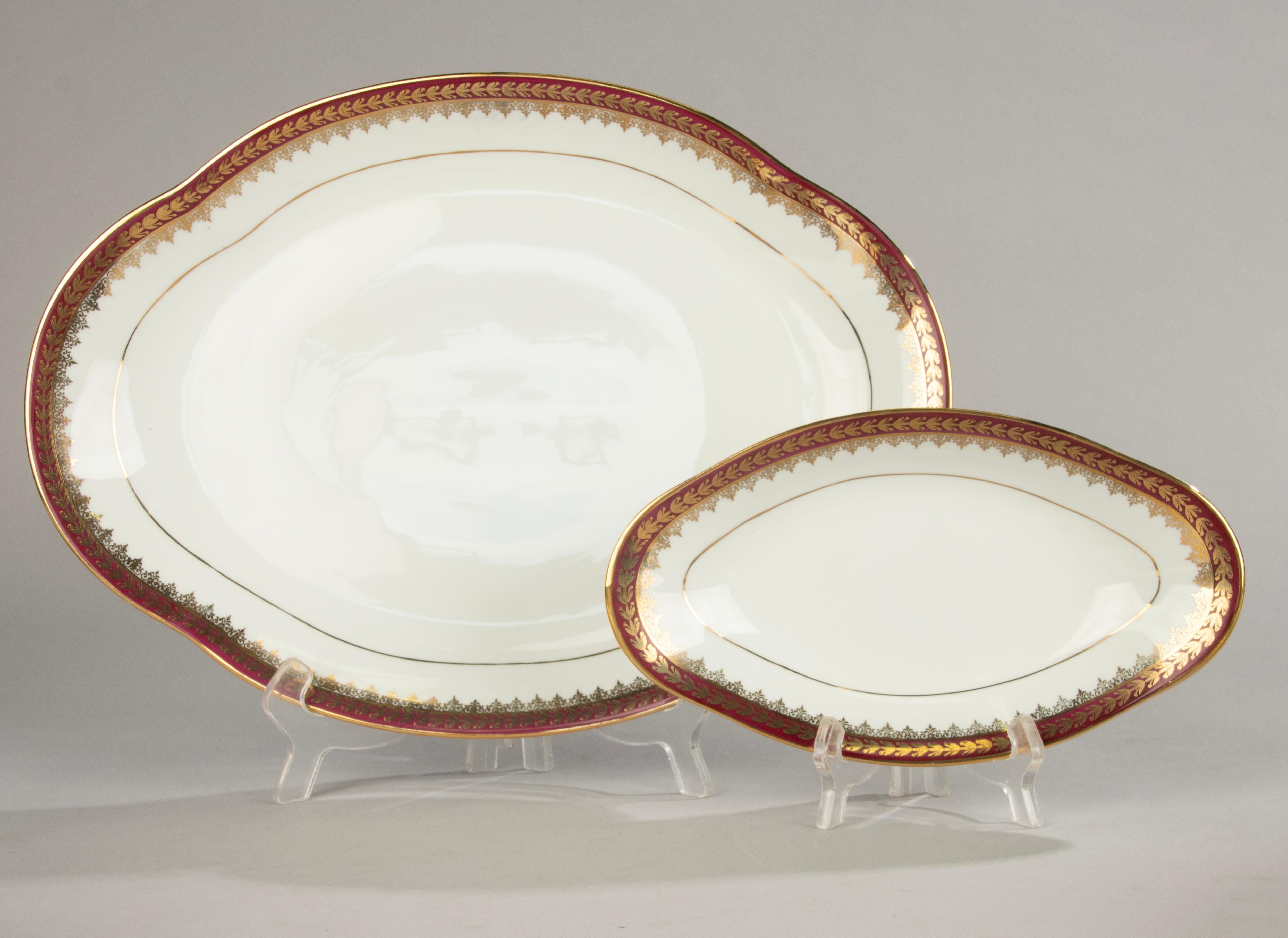 45-teiliges Tafelservice - Leclair Limoges - Klassisches Design mit goldenen Lorbeerverzierungen im Angebot 11