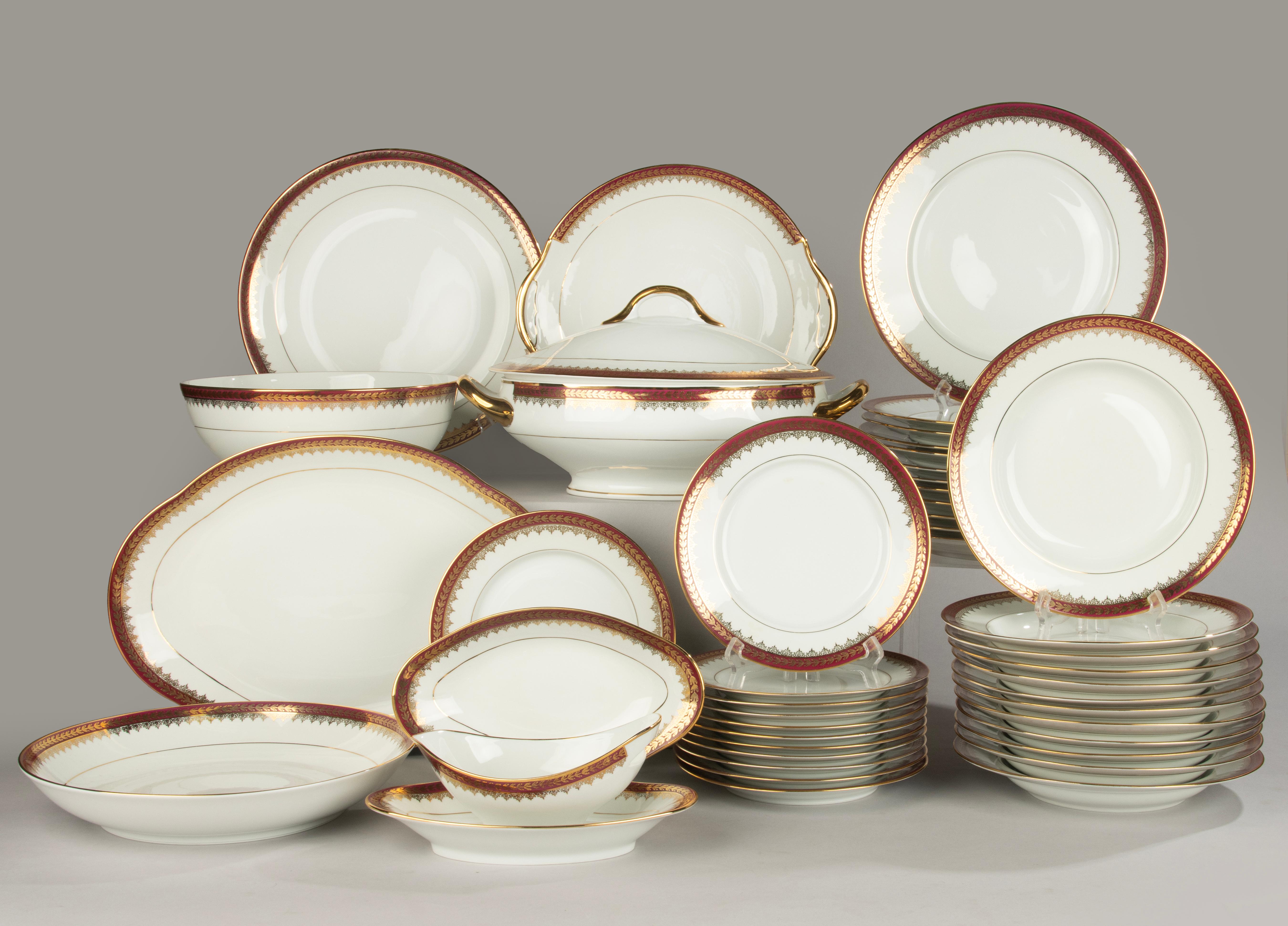 Ein schönes Porzellan-Essgeschirr der französischen Marke Limoges, komplett für 12 Personen. Ein klassisches und zeitloses Design mit vergoldeten Rändern, einer Lorbeerbordüre und goldenen Akzenten.
Das Set enthält:

- 12 Teller Ø26 cm
- 12 Teller