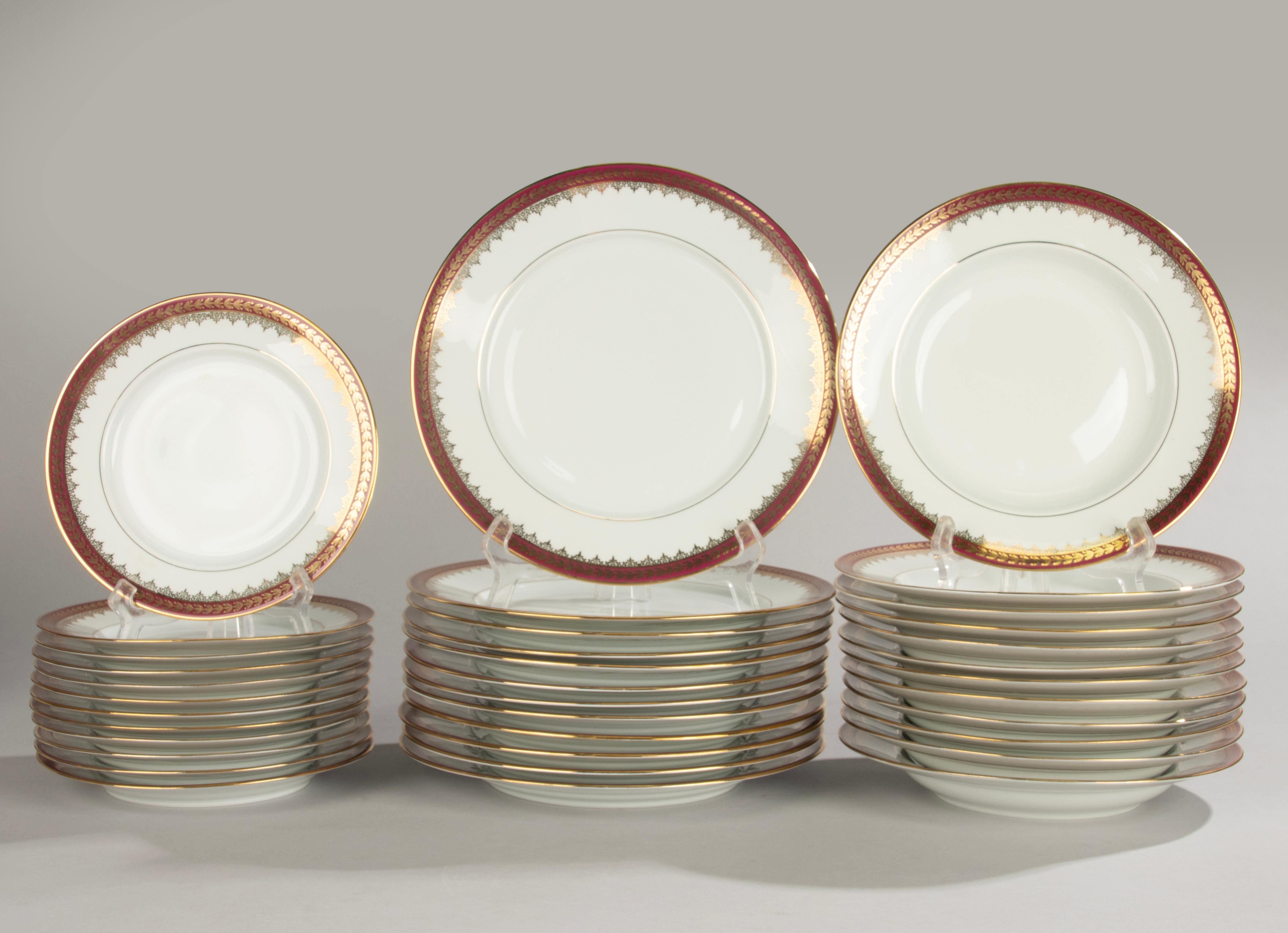 45-teiliges Tafelservice - Leclair Limoges - Klassisches Design mit goldenen Lorbeerverzierungen (Französisch) im Angebot