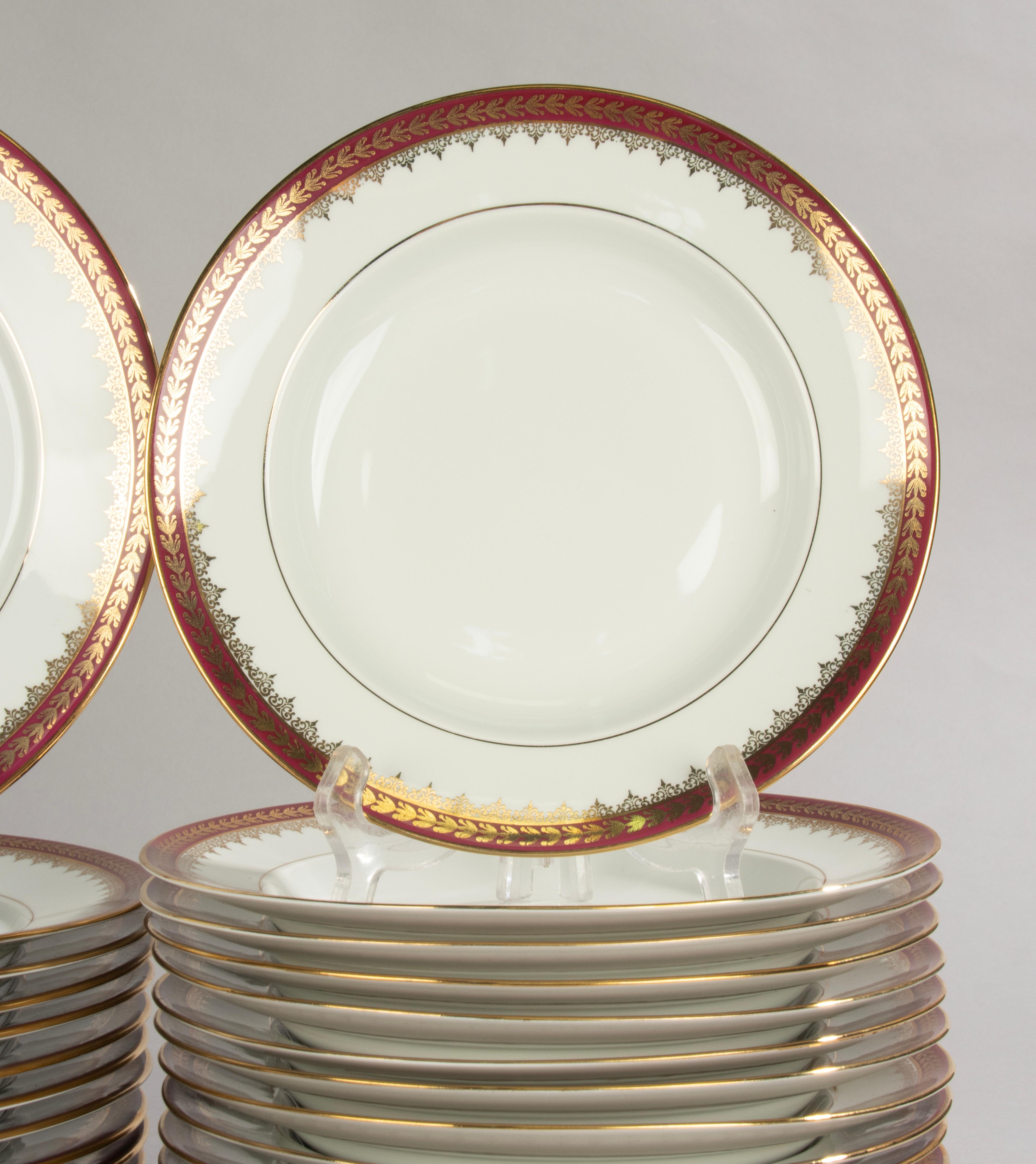45-teiliges Tafelservice - Leclair Limoges - Klassisches Design mit goldenen Lorbeerverzierungen (Handgefertigt) im Angebot