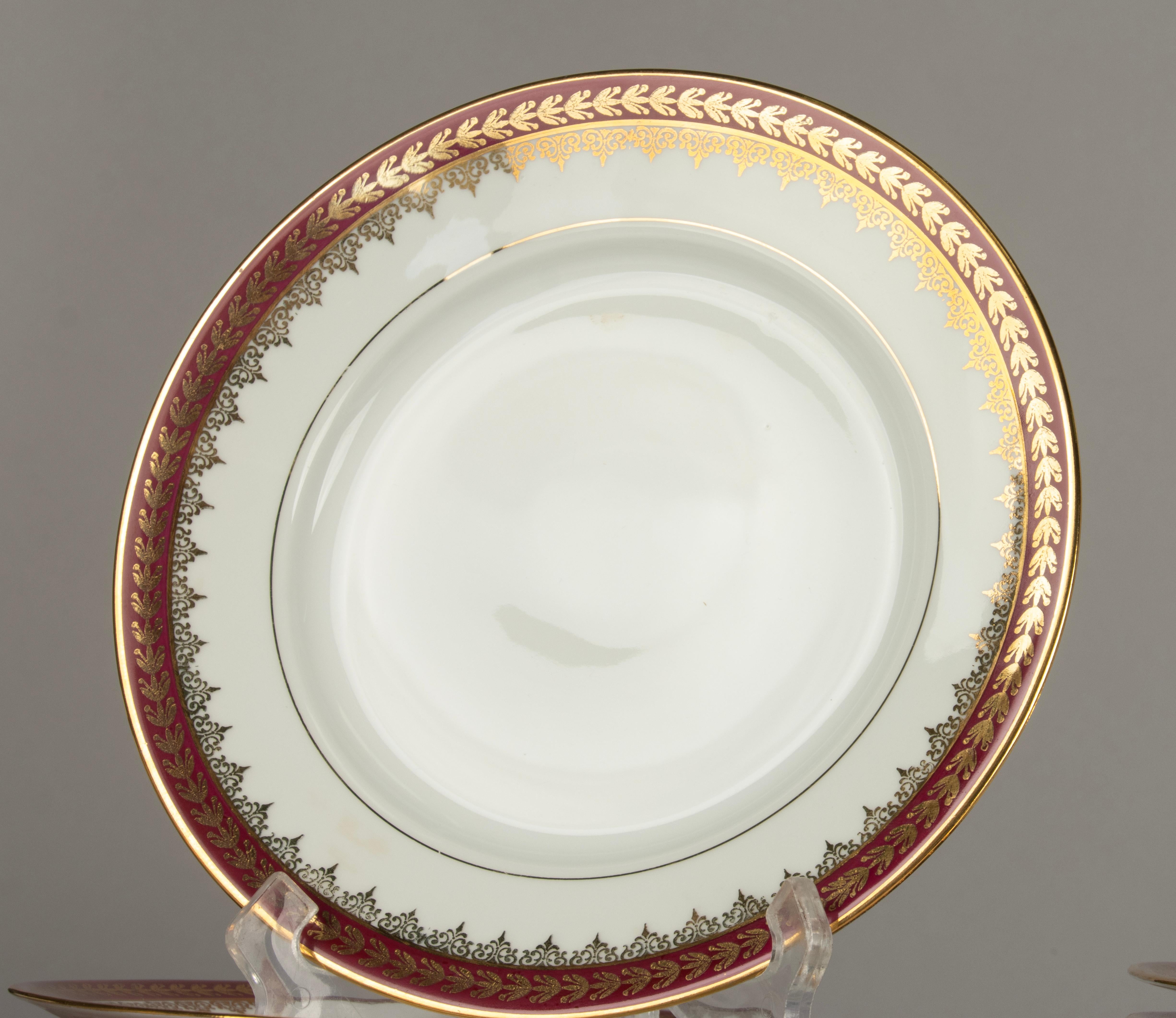 45-teiliges Tafelservice - Leclair Limoges - Klassisches Design mit goldenen Lorbeerverzierungen (Mitte des 20. Jahrhunderts) im Angebot