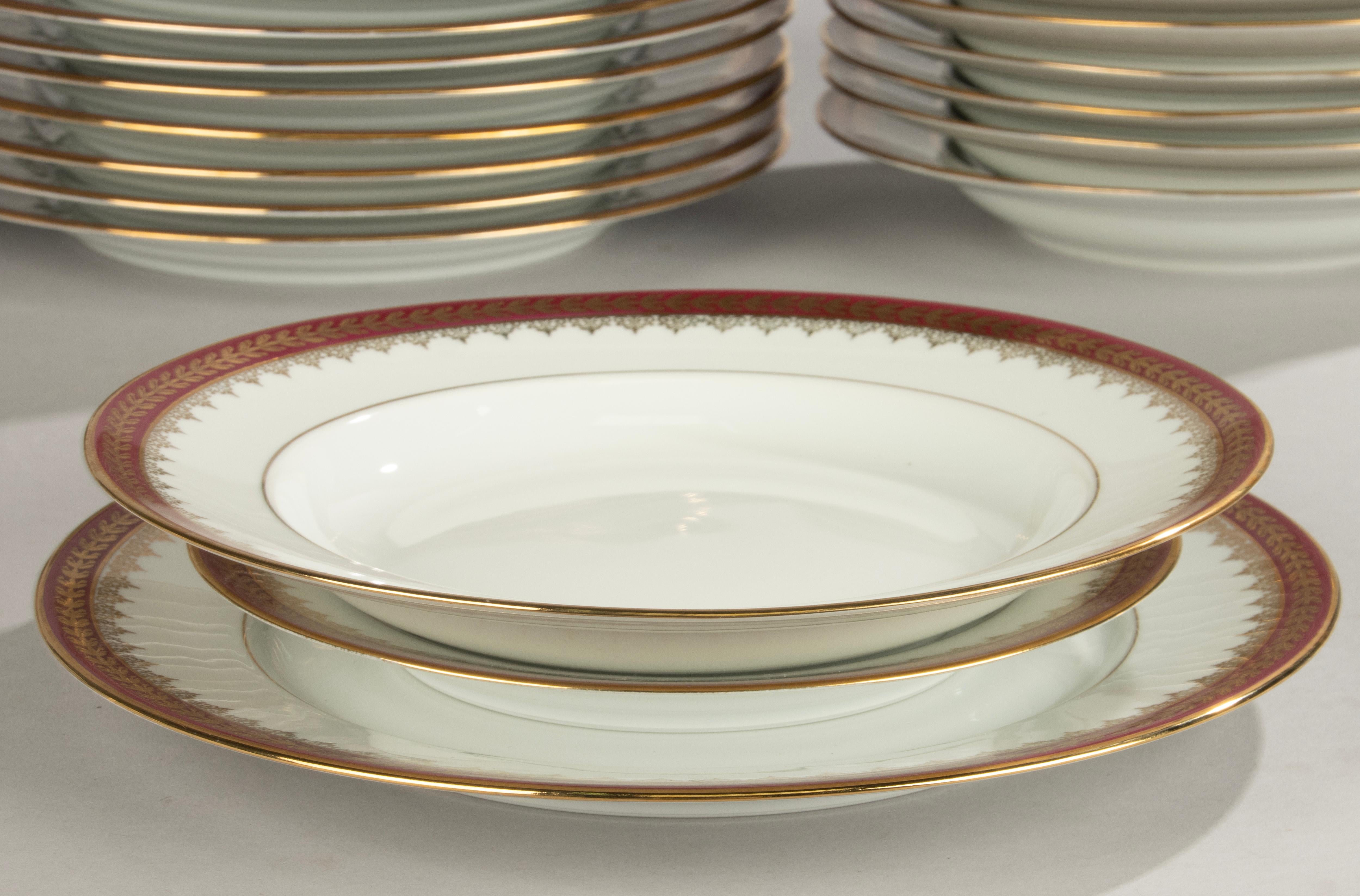 45-teiliges Tafelservice - Leclair Limoges - Klassisches Design mit goldenen Lorbeerverzierungen (Porzellan) im Angebot