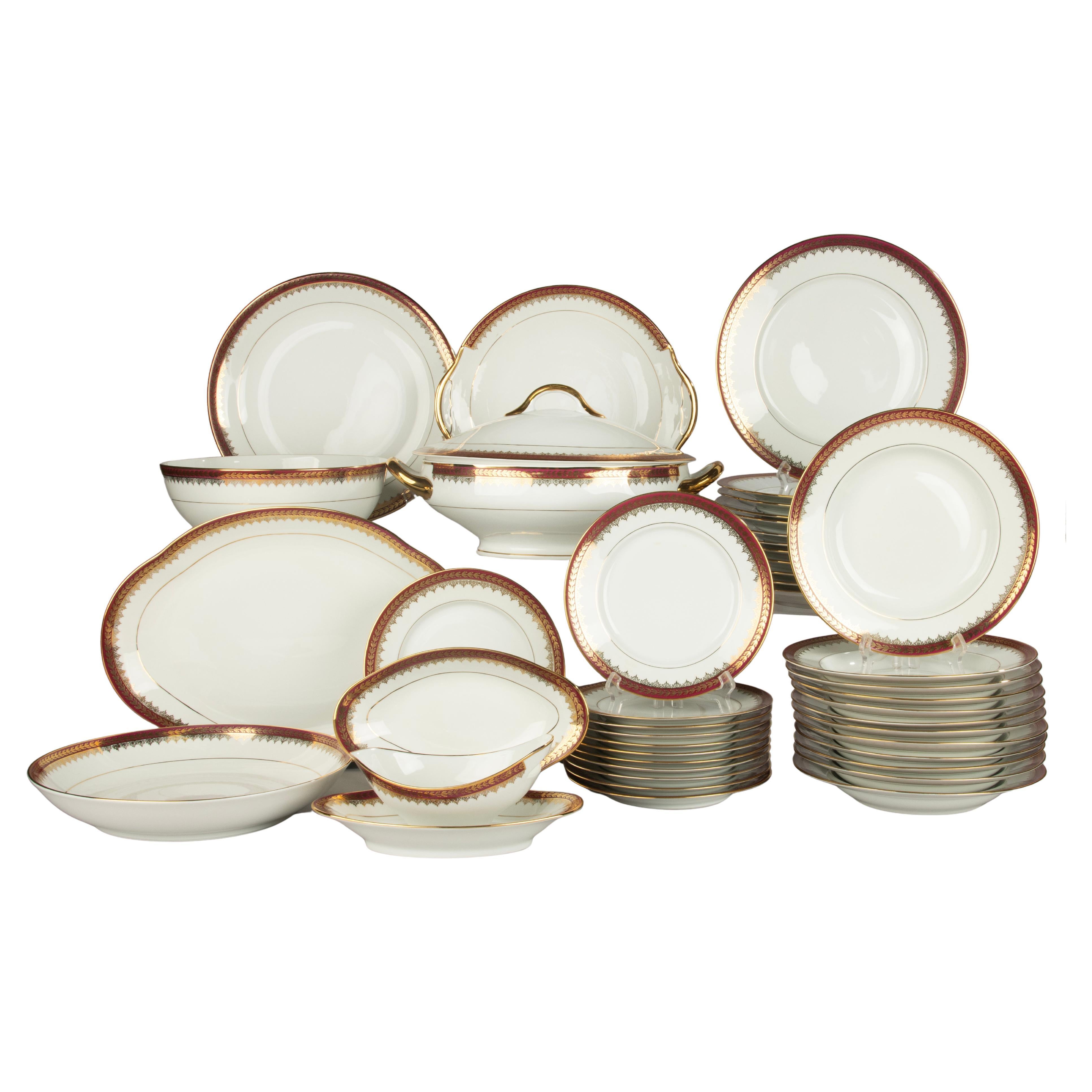 45-teiliges Tafelservice - Leclair Limoges - Klassisches Design mit goldenen Lorbeerverzierungen im Angebot
