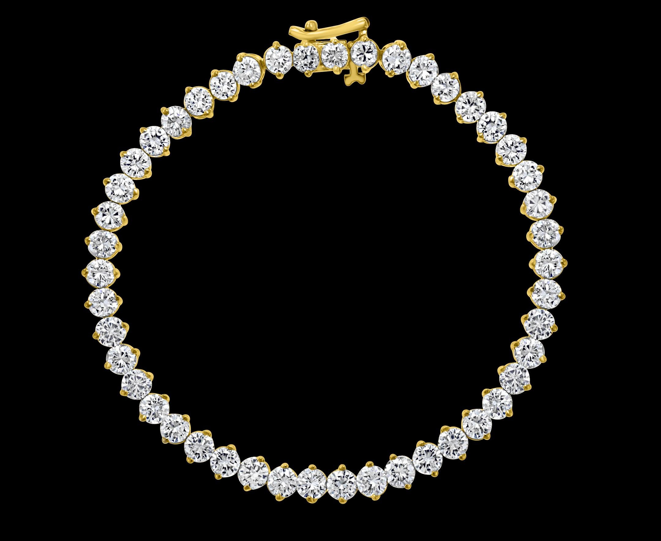 
45 Round Diamond 25 Pointer Each Tennis Bracelet in 18 K Yellow Gold 11.25 Ct Line Bracelet
Meet the ultimate bold tennis bracelet. The single row of prong set Round Brilliant cut Diamonds.
25 pointer each , 45 Total pieces approximately 11.25