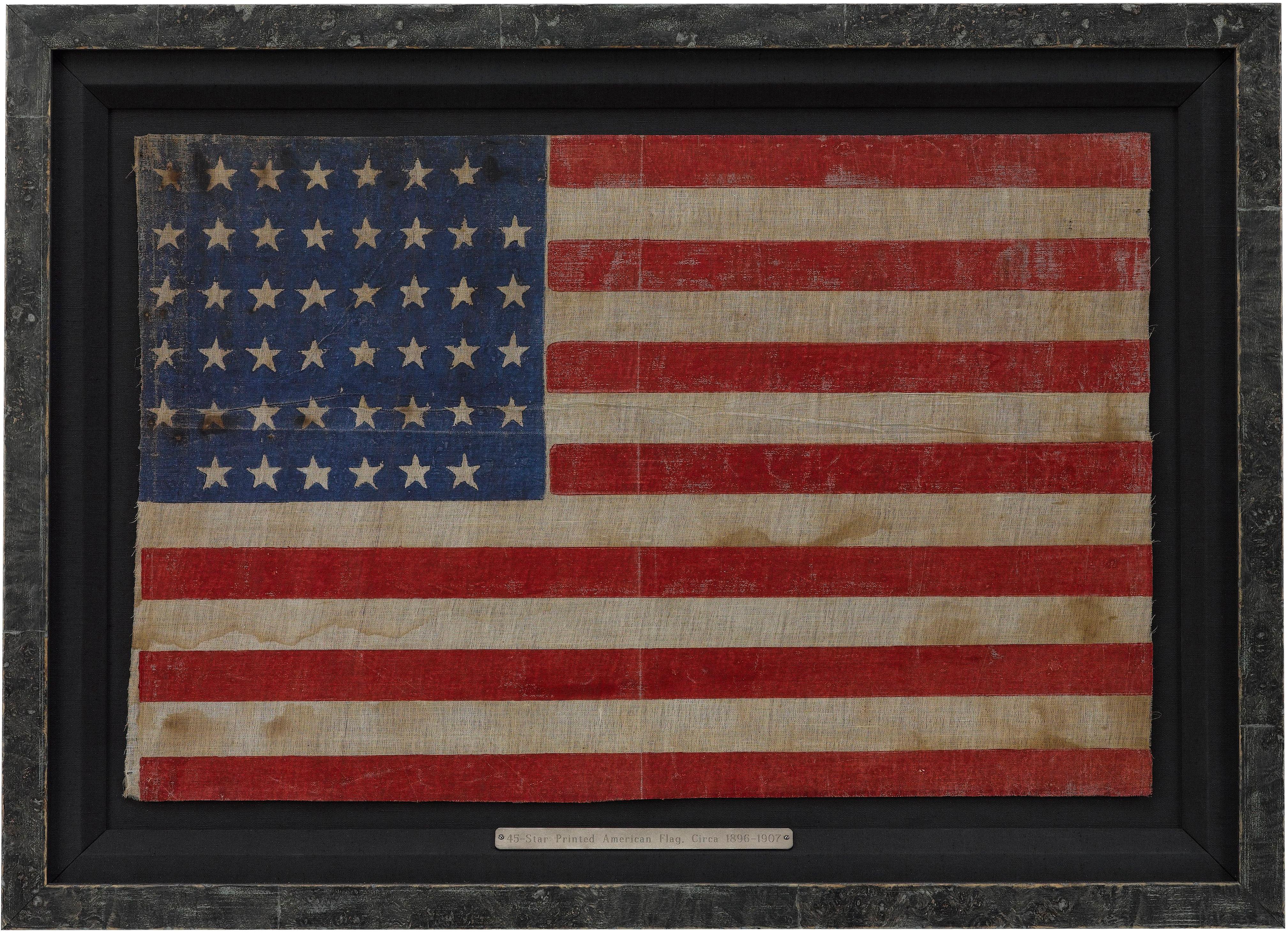 Ce drapeau américain à 45 étoiles célèbre la création de l'État d'Utah. les drapeaux à 45 étoiles ont servi de drapeau américain officiel de 1896 à 1908. Le drapeau est imprimé sur une mousseline et était utilisé comme drapeau de parade. Les étoiles