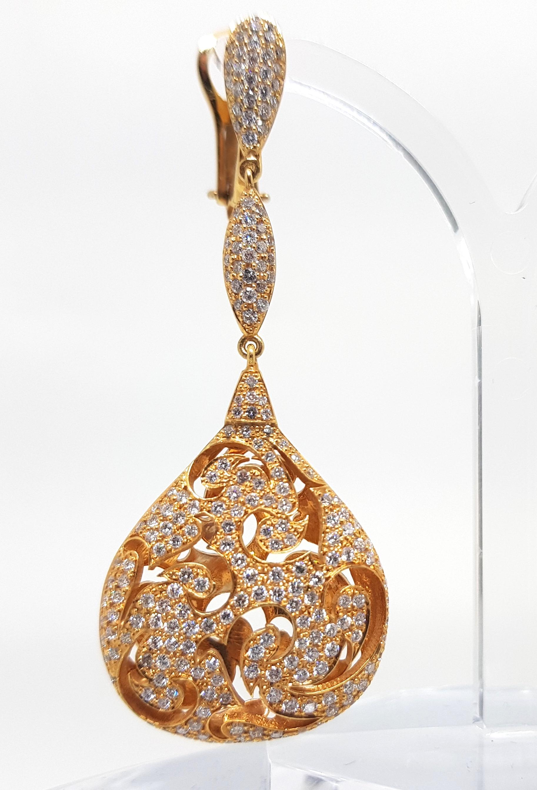4.50 Carat 18 Karat Yellow Gold White Diamond Chandelier Drop Earrings For Sale 4