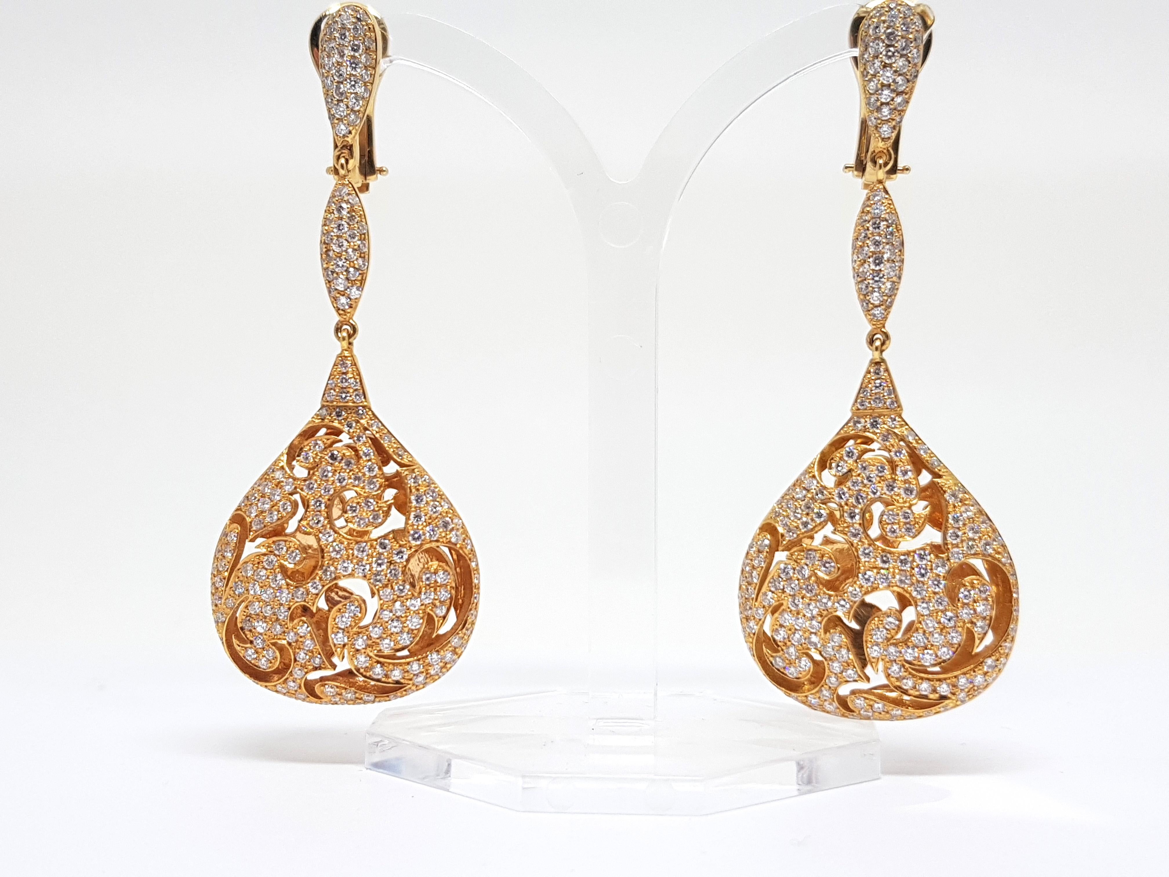 4.50 Carat 18 Karat Yellow Gold White Diamond Chandelier Drop Earrings For Sale 5