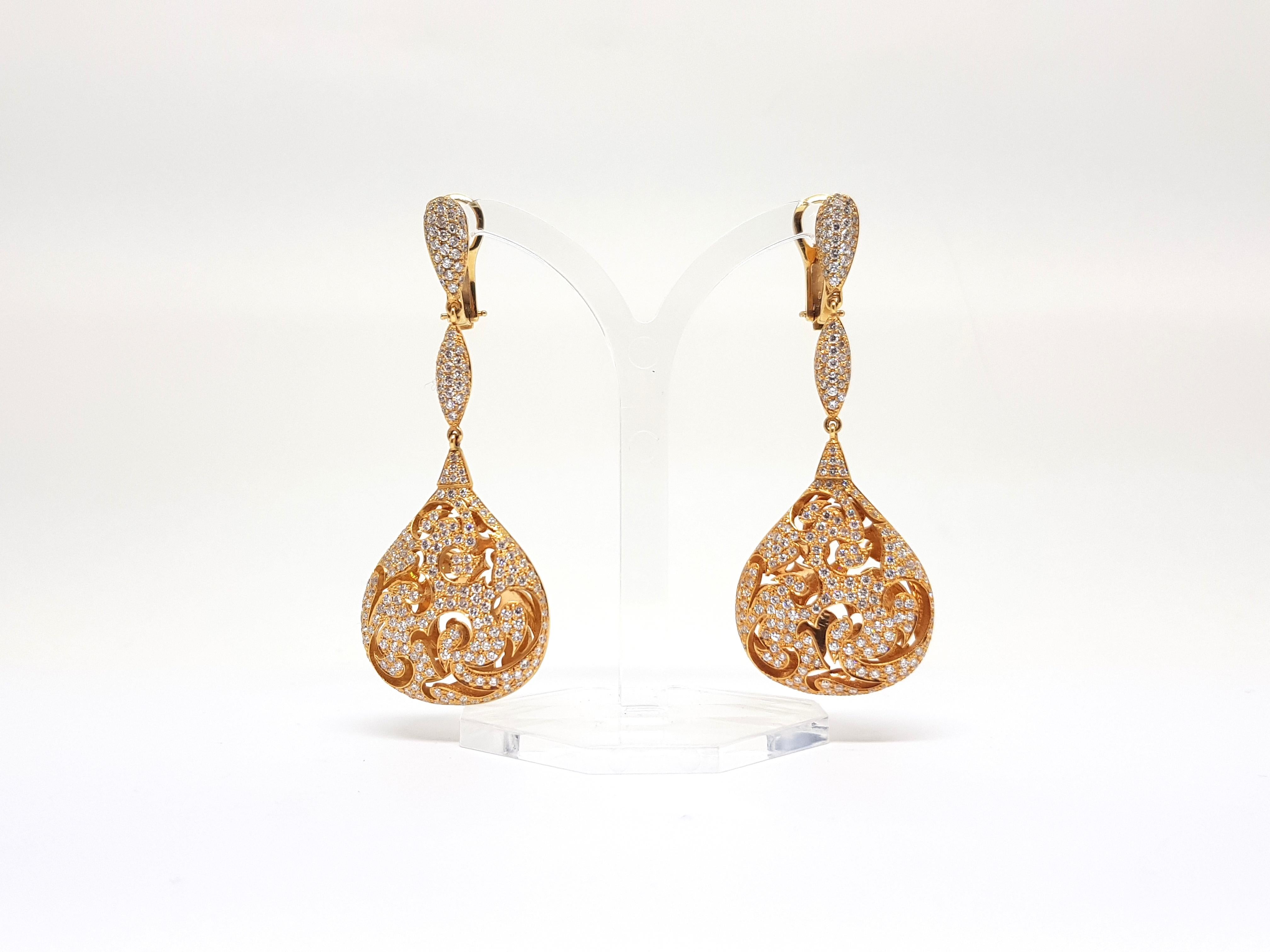 Contemporary 4.50 Carat 18 Karat Yellow Gold White Diamond Chandelier Drop Earrings For Sale