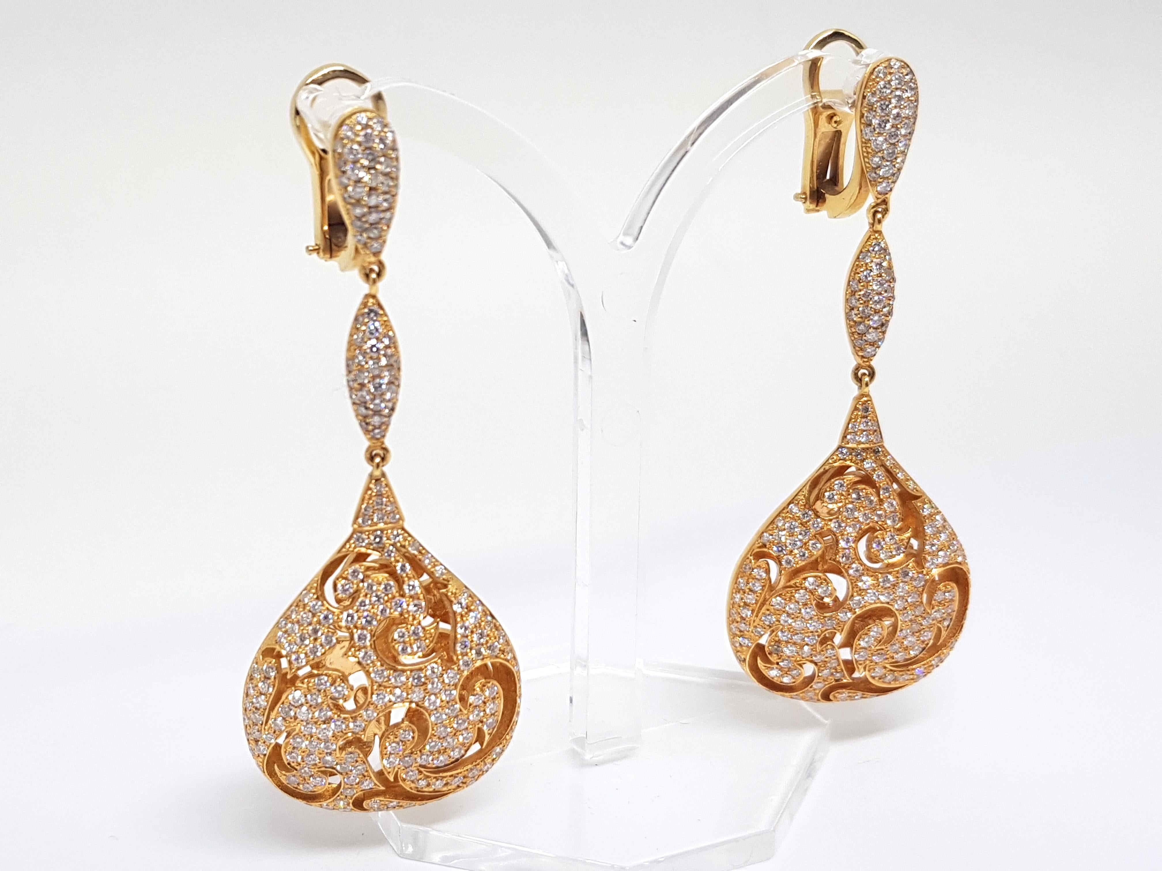 4.50 Carat 18 Karat Yellow Gold White Diamond Chandelier Drop Earrings In New Condition For Sale In Antwerp, BE