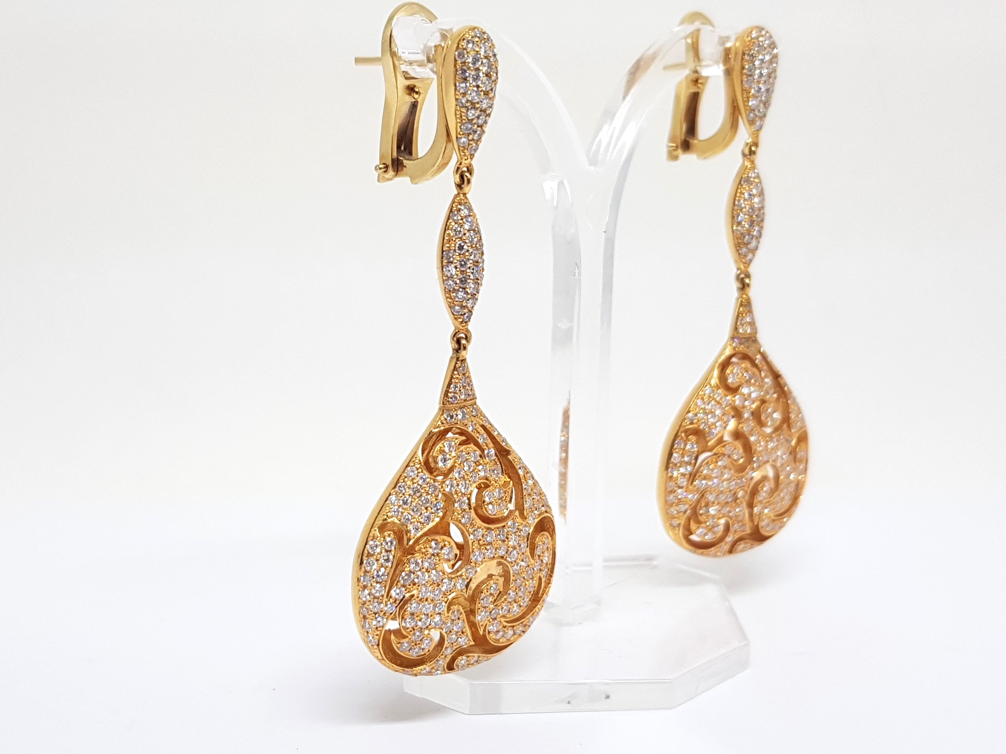 4.50 Carat 18 Karat Yellow Gold White Diamond Chandelier Drop Earrings For Sale 1