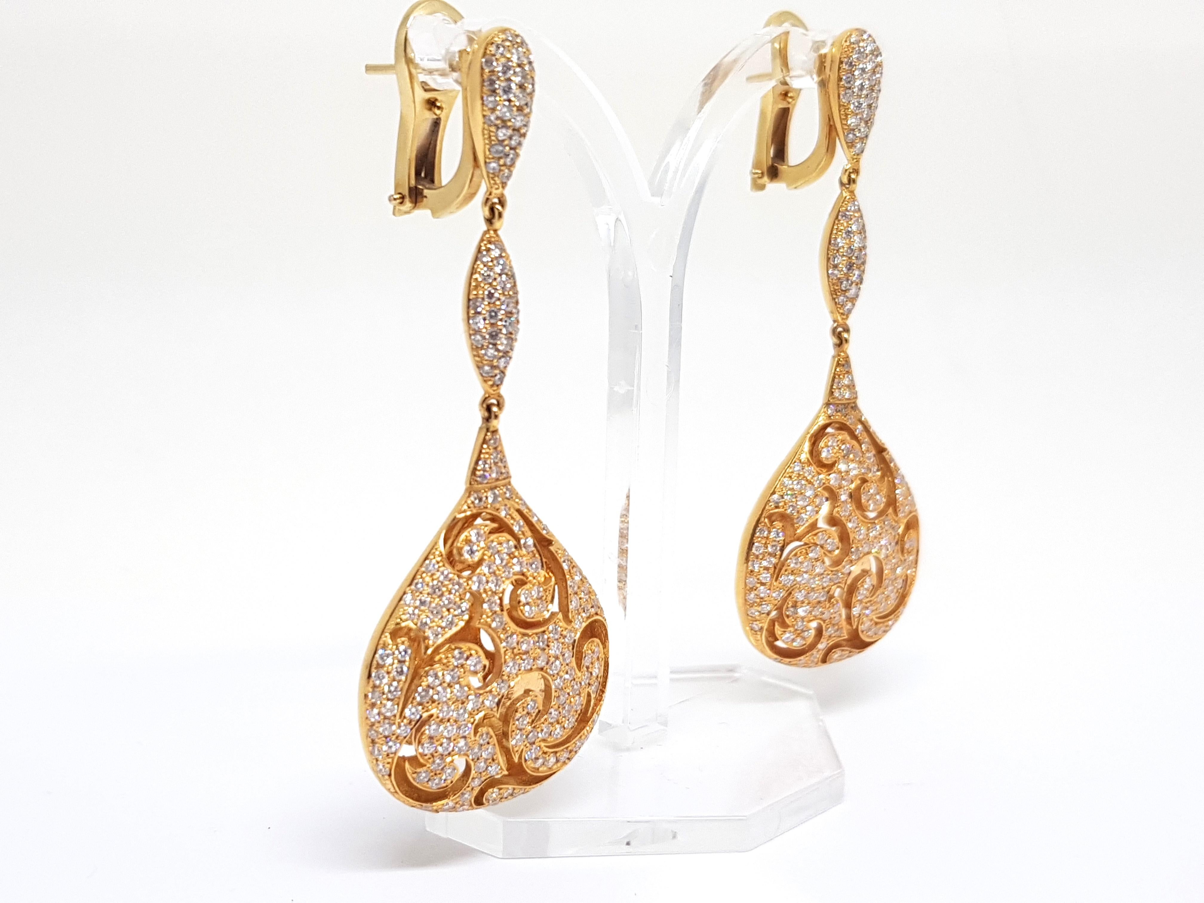 4.50 Carat 18 Karat Yellow Gold White Diamond Chandelier Drop Earrings For Sale 2