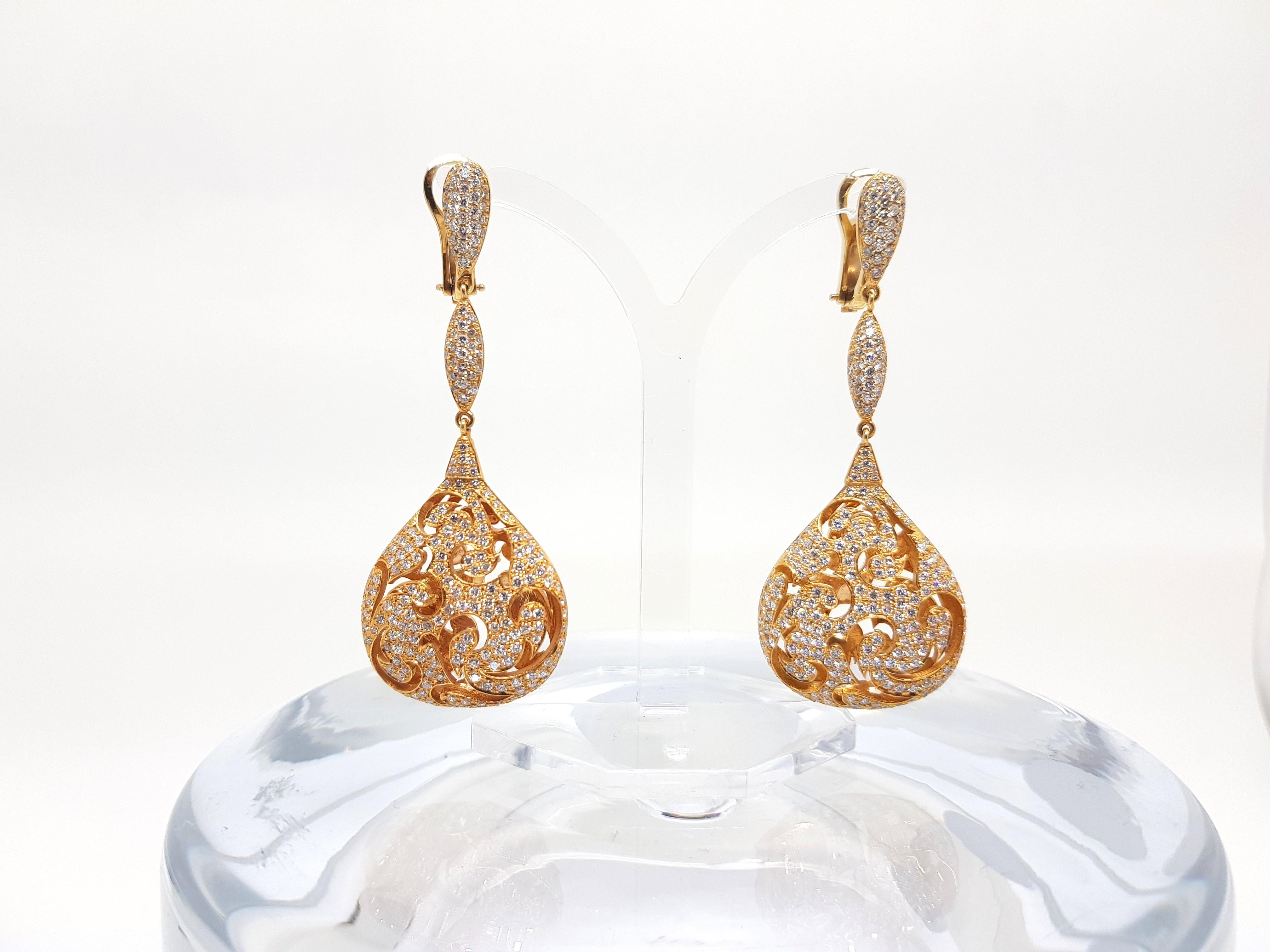 4.50 Carat 18 Karat Yellow Gold White Diamond Chandelier Drop Earrings For Sale 3