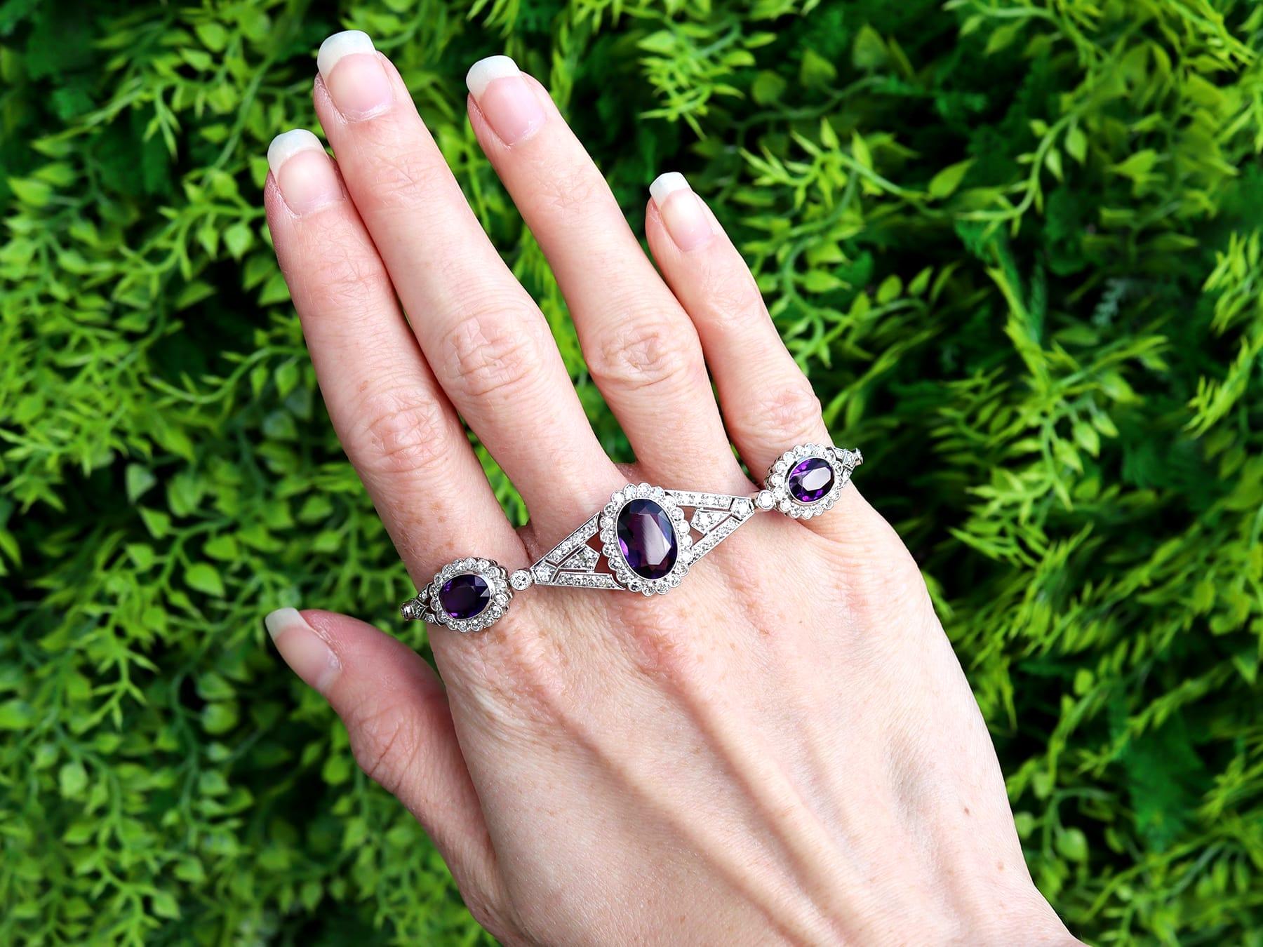 Superbe, fin et impressionnant bracelet ancien en améthyste de 4,50 carats, diamant de 2,70 carats et or blanc 18 carats, serti de platine ; faisant partie de nos collections de bracelets pour femmes.

Ce magnifique bracelet en améthyste ancienne,