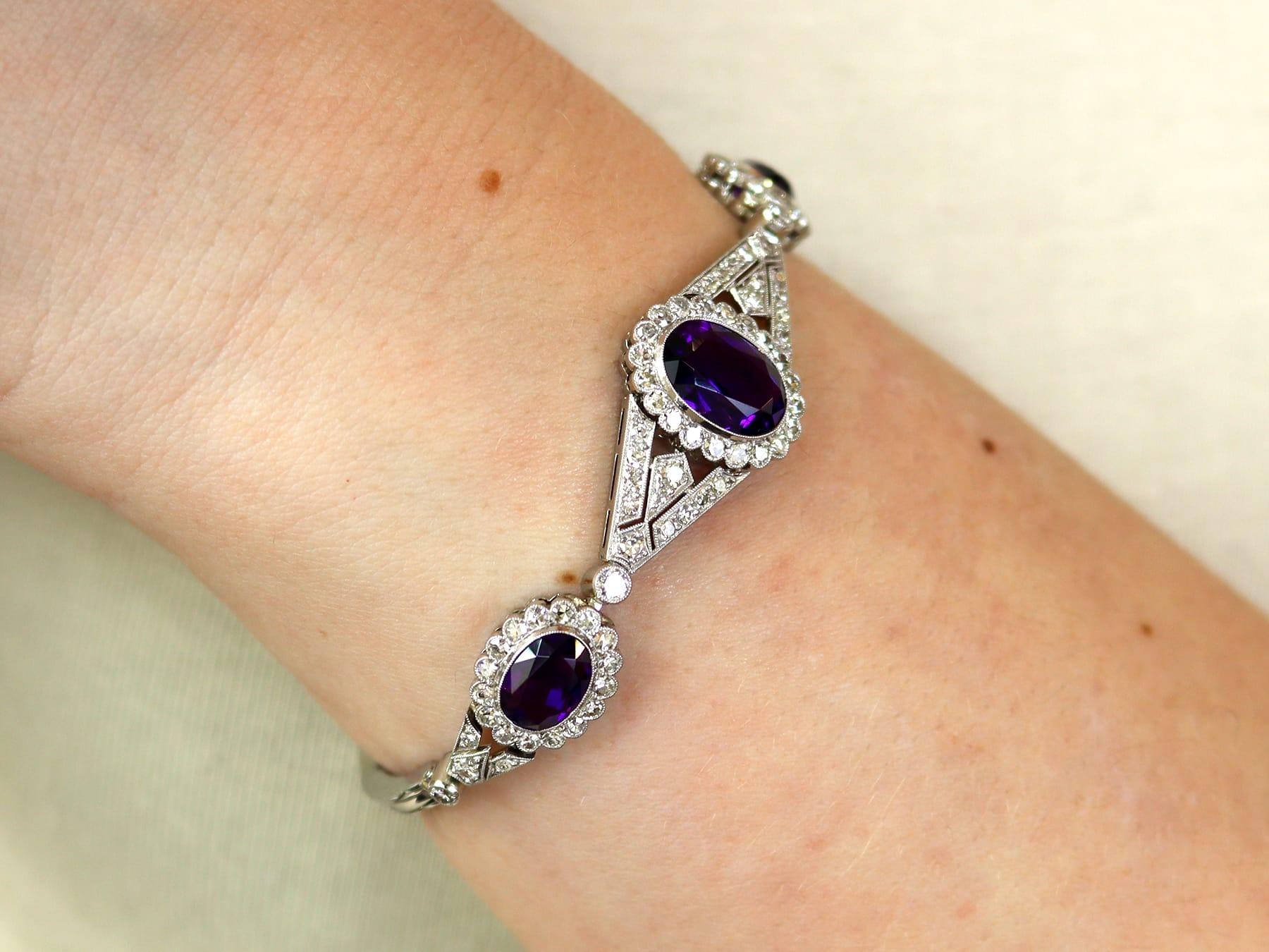 Taille ovale Bracelet en or blanc 18 carats avec améthyste de 4,50 carats et diamants de 2,70 carats, c. 1920 en vente