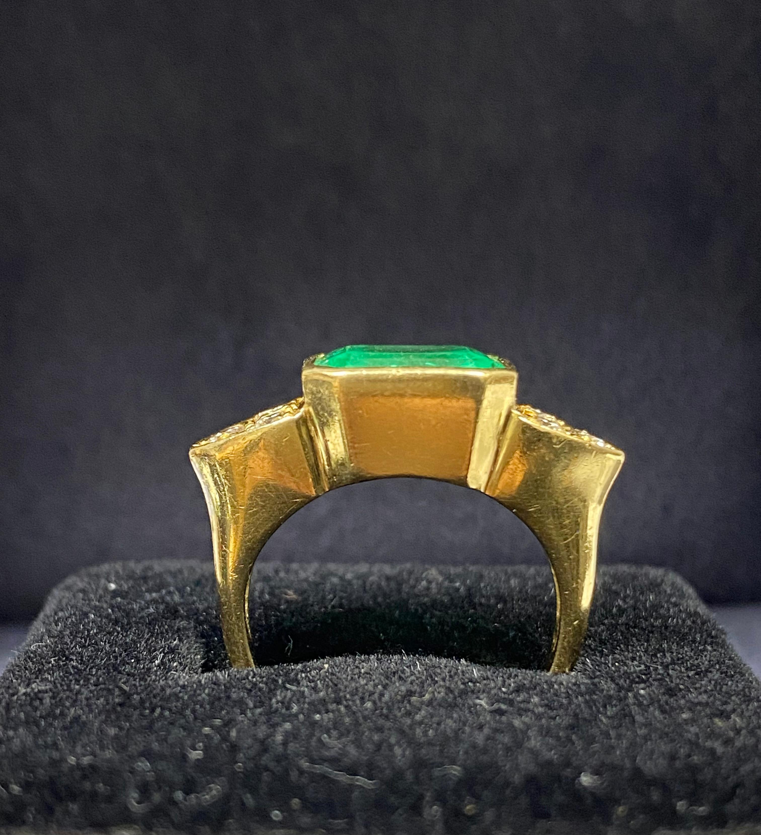 4.50 Carat Bezel Set Emerald and Diamond Cocktail Ring in 18k Solid Gold In Good Condition In Miami, FL