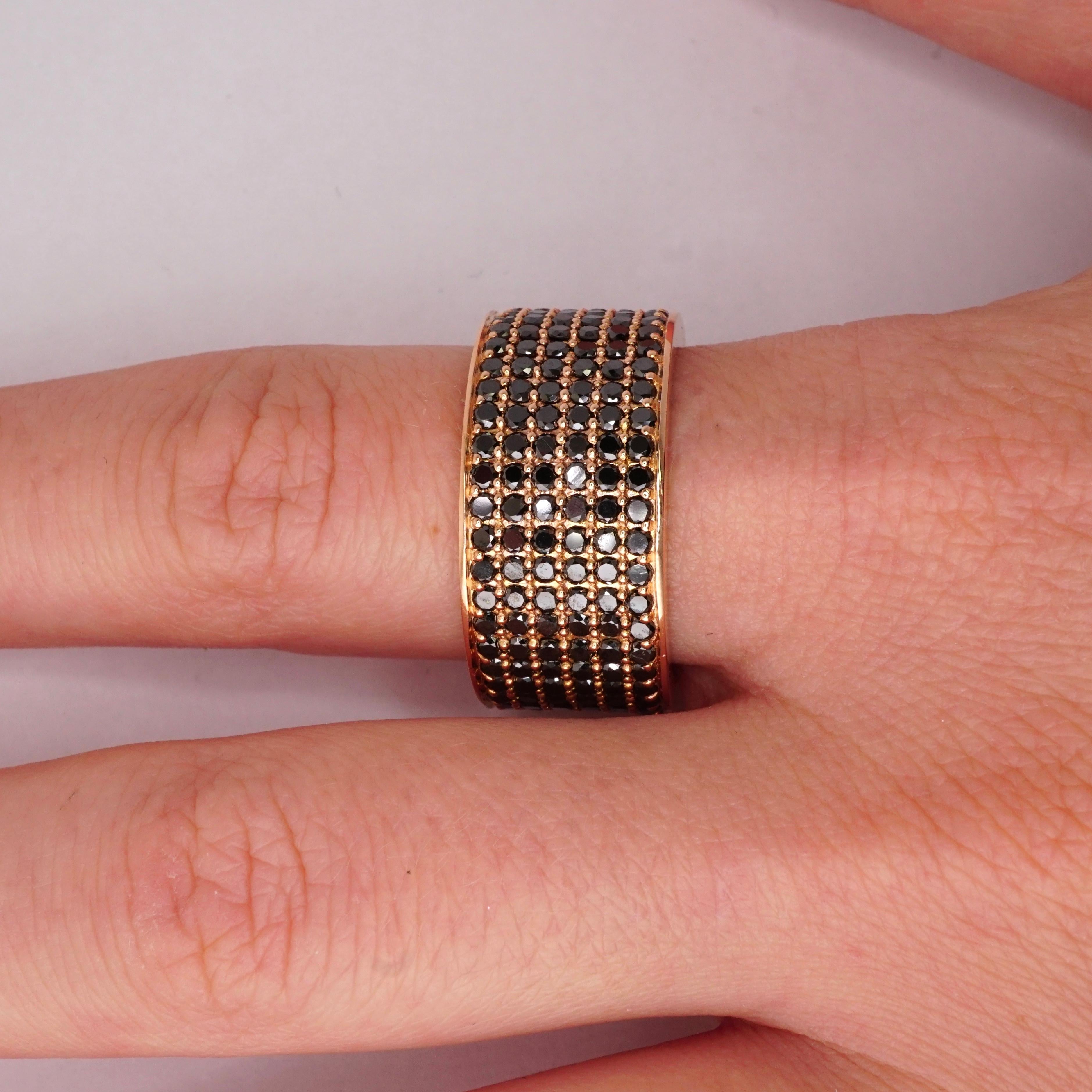 Contemporain Anneau d'éternité en or rose 14 carats avec diamants noirs de 4,50 carats micro-pavés en vente