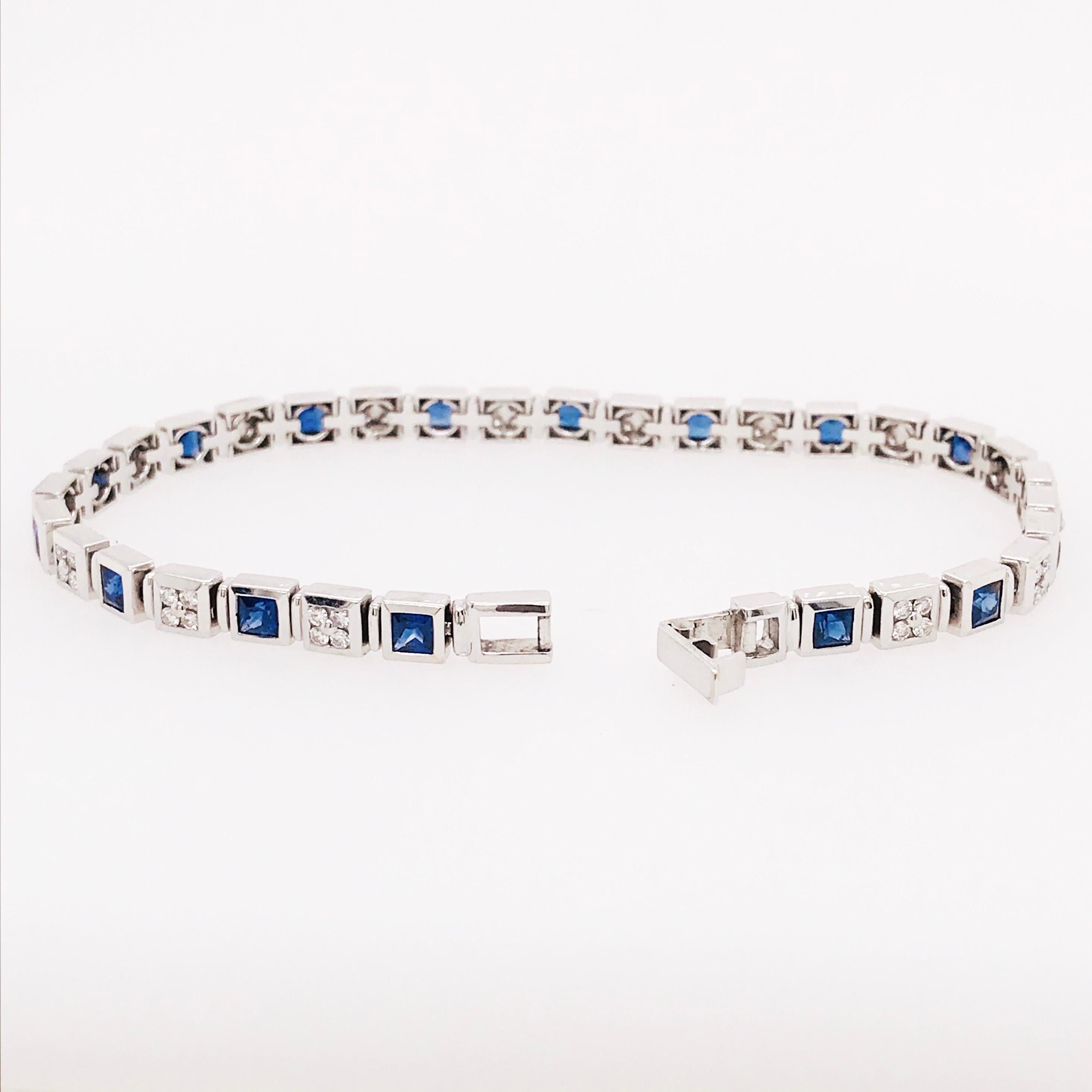 Echter blauer Saphir im Prinzessinnenschliff und weißer Naturdiamant als Tennisarmband. Mit einem abwechselnden Muster aus echten blauen Saphirsteinen und natürlichen runden Brillanten. Jedes Glied wurde von Hand gefertigt und perfekt aufeinander