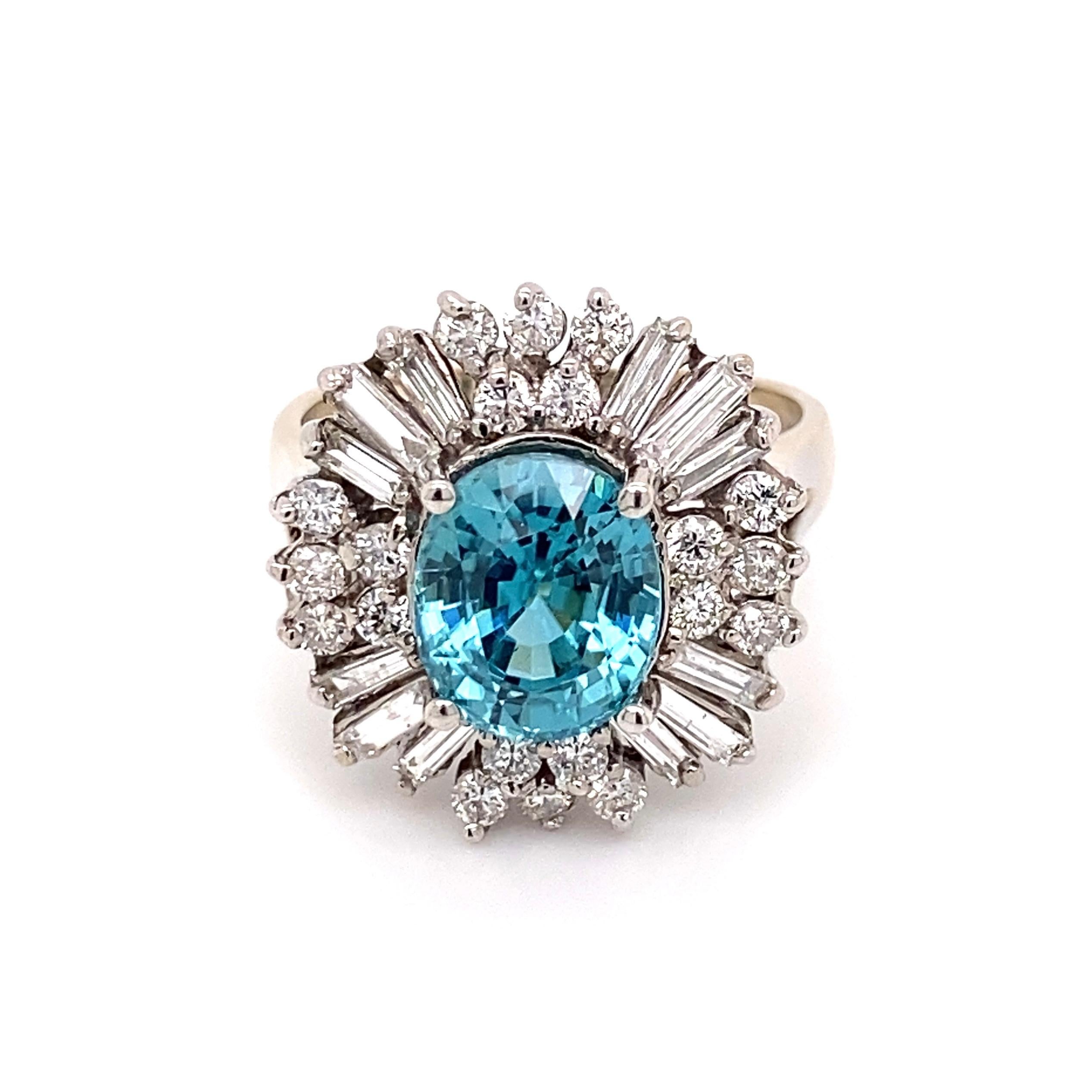 4.50 Carat Blue Zircon and Diamond Cocktail Ring Estate Fine Jewelry In Excellent Condition For Sale In Montreal, QC