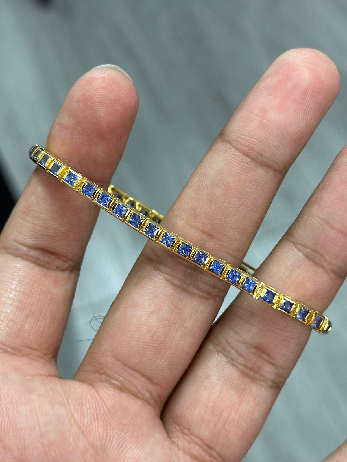 Wir präsentieren dieses wunderschöne Armband mit Saphirbesatz, das aus 15,77 Gramm hochwertigem 14K Gelbgold gefertigt ist. Die Saphire haben einen wunderschönen blauen Farbton und alle Stücke sind 100% natürlich. Der Armreif ist mit 46 blauen