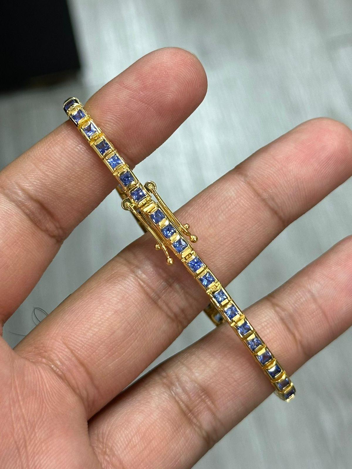 Tennisarmband aus 14 Karat Gelbgold mit 4,50 Karat blauem Ceylon-Saphir (Kissenschliff)