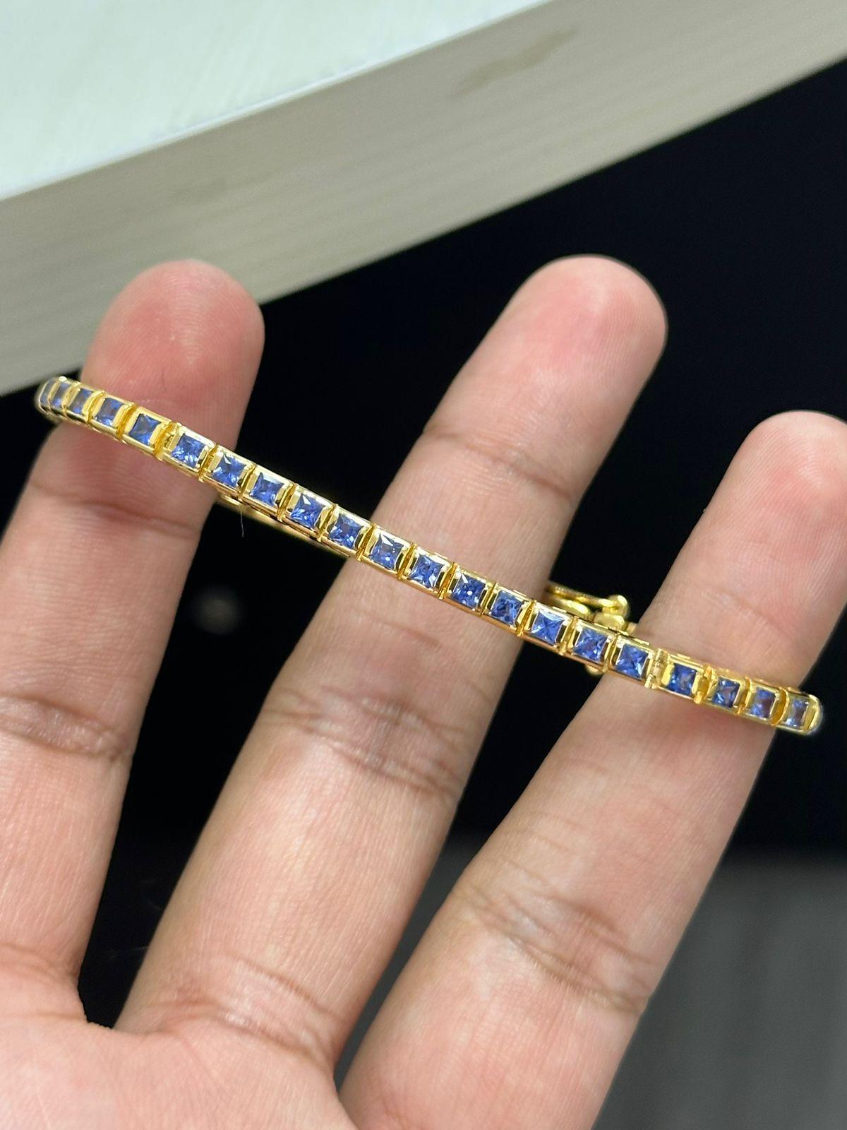 Tennisarmband aus 14 Karat Gelbgold mit 4,50 Karat blauem Ceylon-Saphir im Zustand „Neu“ in Bangkok, TH