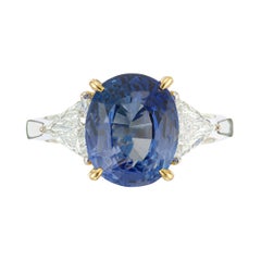 Bague de fiançailles à trois pierres en or avec saphir bleu tourterelle de 4,50 carats et diamants