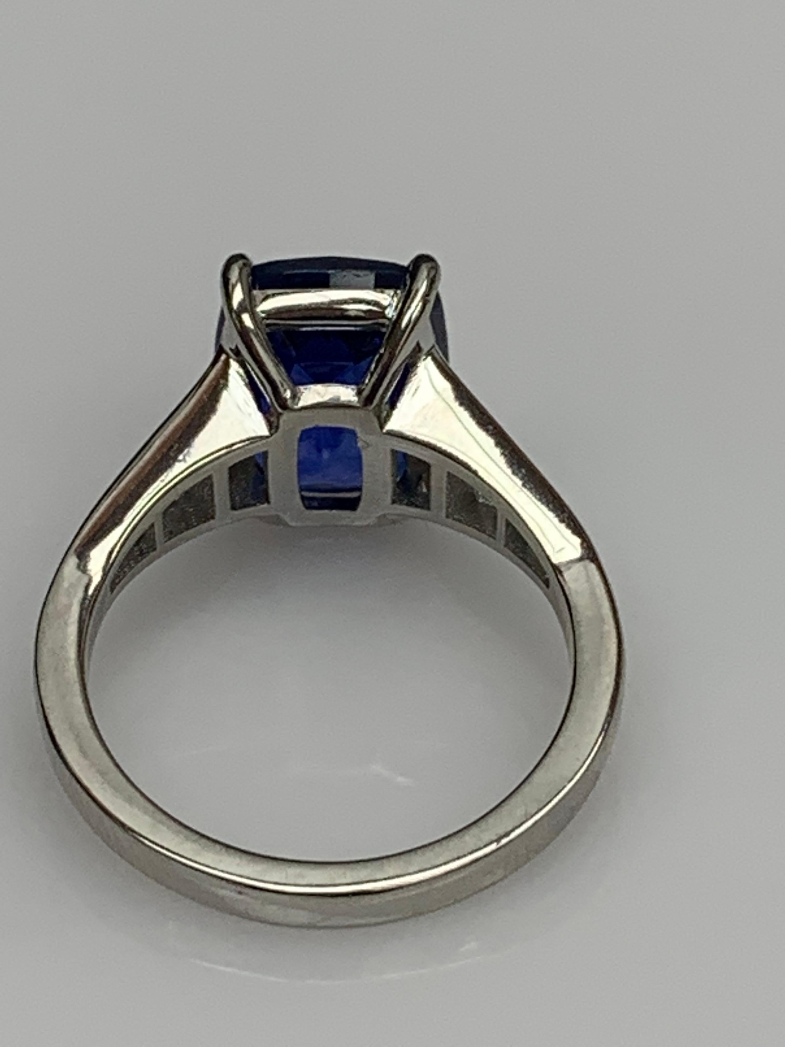 4,50 Karat Verlobungsring mit Saphir und Diamant im Kissenschliff aus Platin im Angebot 1