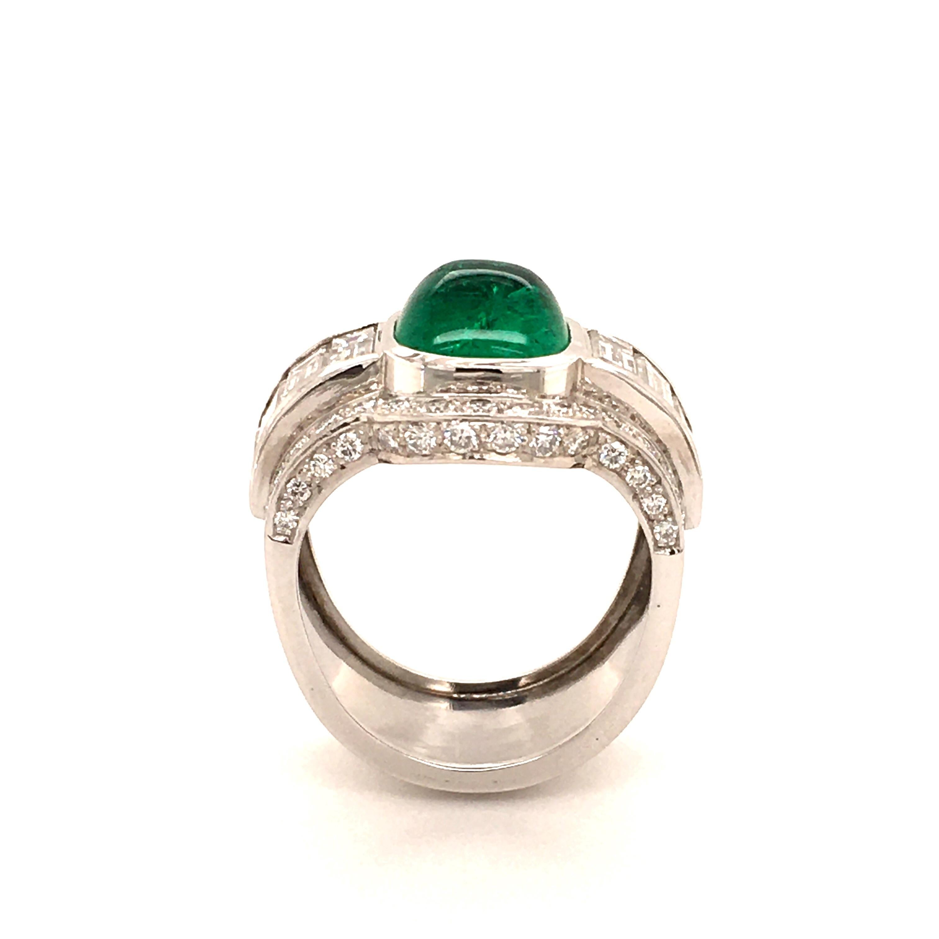 4.50 Carat Emerald and Diamond Ring in 18 Karat White Gold In Good Condition For Sale In Lucerne, CH