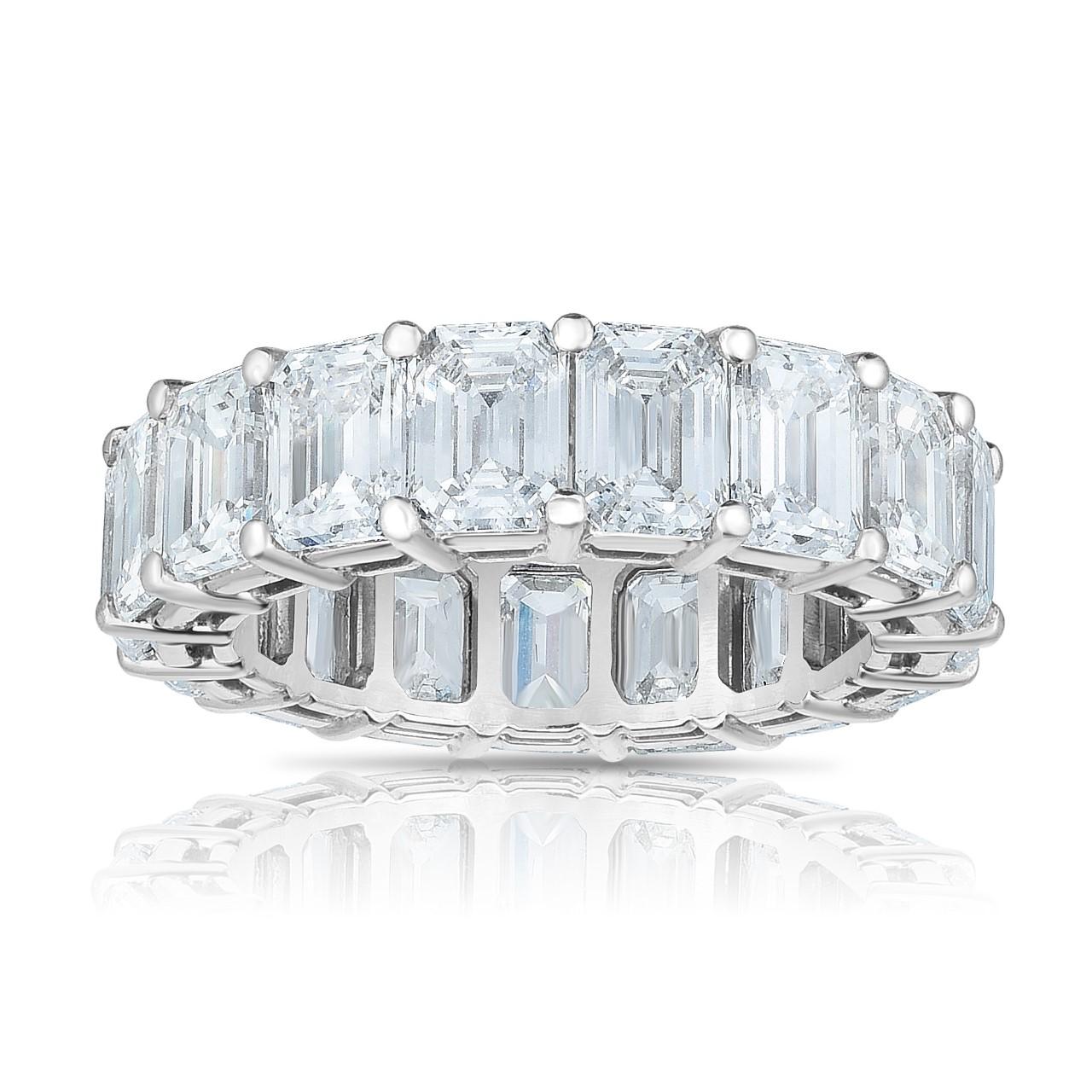 Im Angebot: 4,50 Karat Smaragdschliff Diamant Eternity Band in Platin, Größe 6 () 4