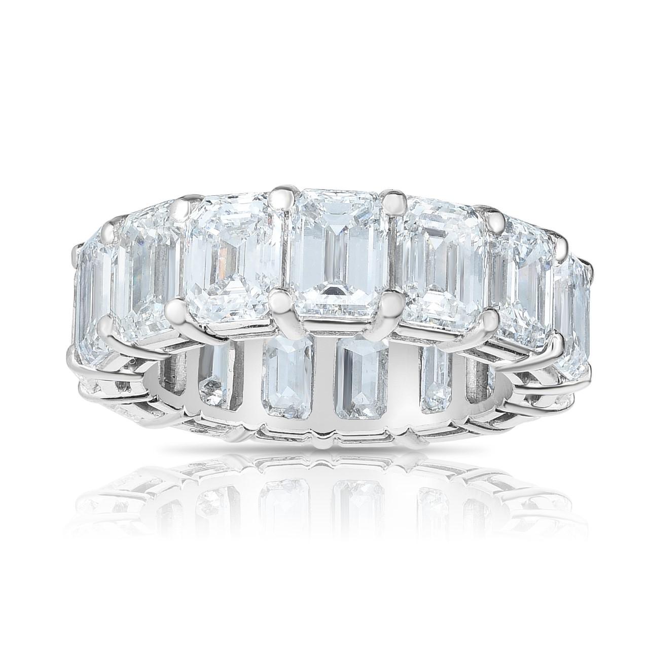 Im Angebot: 4,50 Karat Smaragdschliff Diamant Eternity Band in Platin, Größe 6 () 6