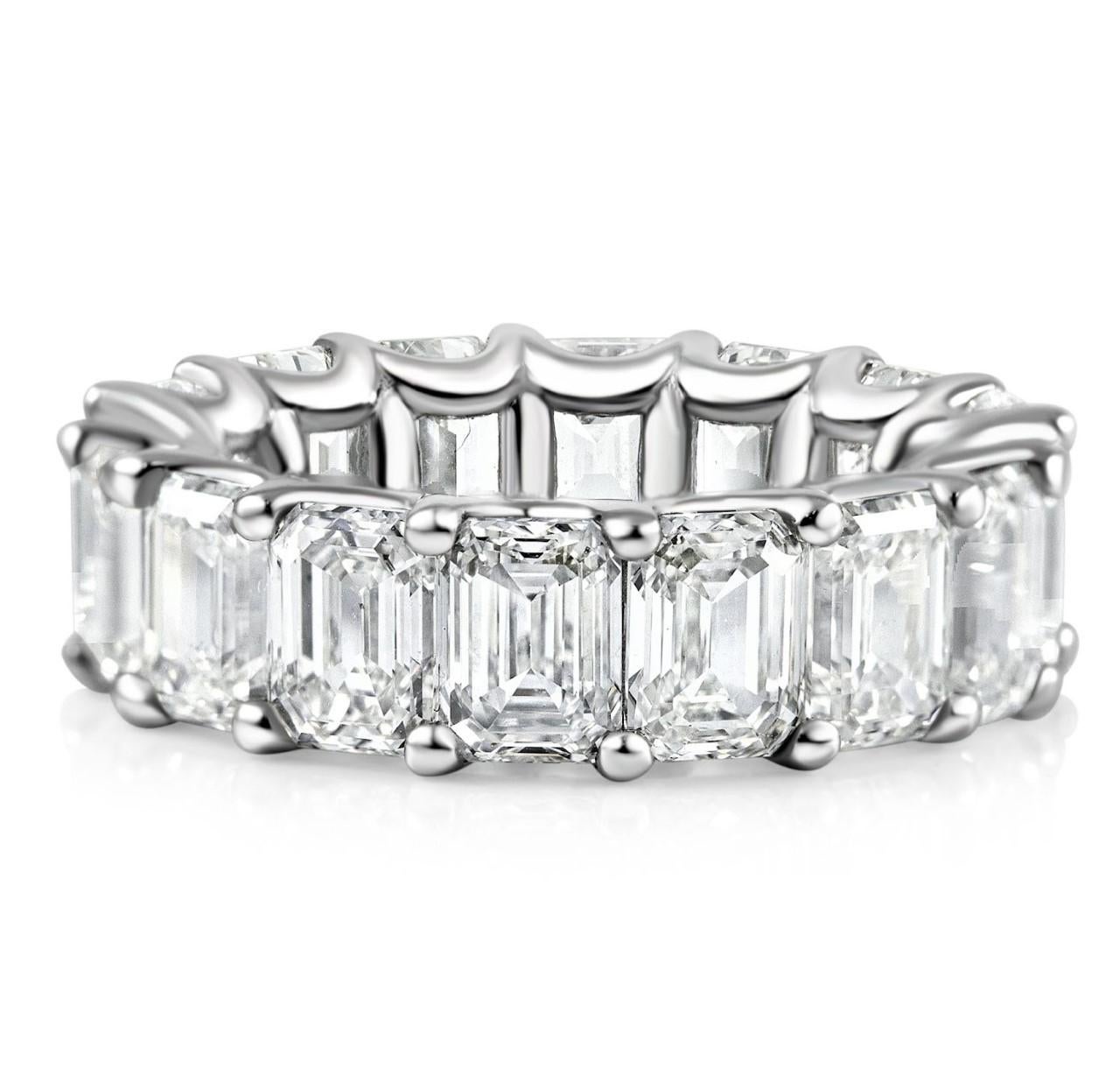 Im Angebot: 4,50 Karat Smaragdschliff Diamant Eternity Band in Platin, Größe 6 () 7