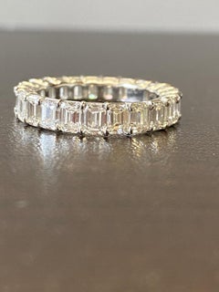 Bague d'éternité en platine avec émeraude de 4,50 carats