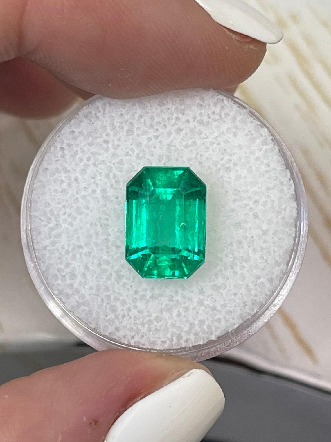 Pierre : Émeraude
Poids : 4,50 carats
Forme : Coupe émeraude
Clarté : Transparent
Lustre : Très bon
Couleur : Vert Muzo vif
Dimensions : 11,22 mm x 8,05 mm x 6,69 mm
Origine géographique : Colombie
Traitement : Naturel, huilé

Commentaires : En