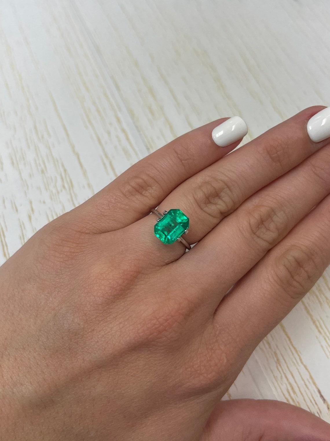 4.50 Carat GIA Certified 11x8 Vivid Muzo Green Colombian Emerald  Pierre de naissance du mois de mai en vente 1