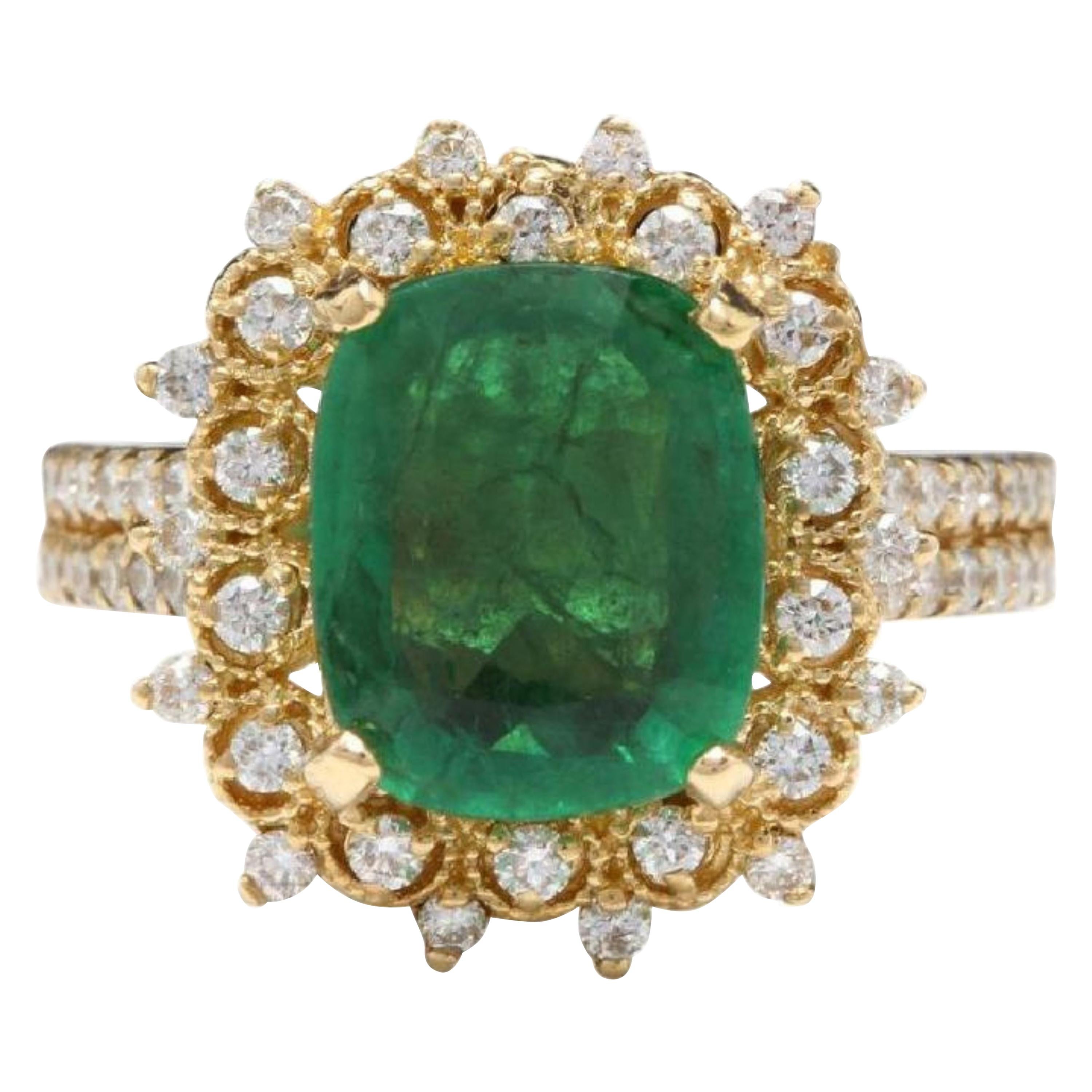 Ring mit 4,50 Karat natürlichem Smaragd und Diamant aus 14 Karat massivem Gelbgold