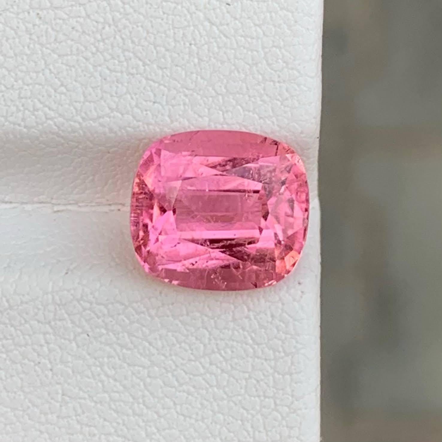 Poids 4,50 carats 
Dimensions 9,5x8,5x6,3 mm
Traitement Aucun
Origine afghane 
Clarity SI
Forme Coupe Coussin 




Cette tourmaline rose bébé naturelle de 4,50 carats est une pierre précieuse captivante qui met magnifiquement en valeur l'élégance
