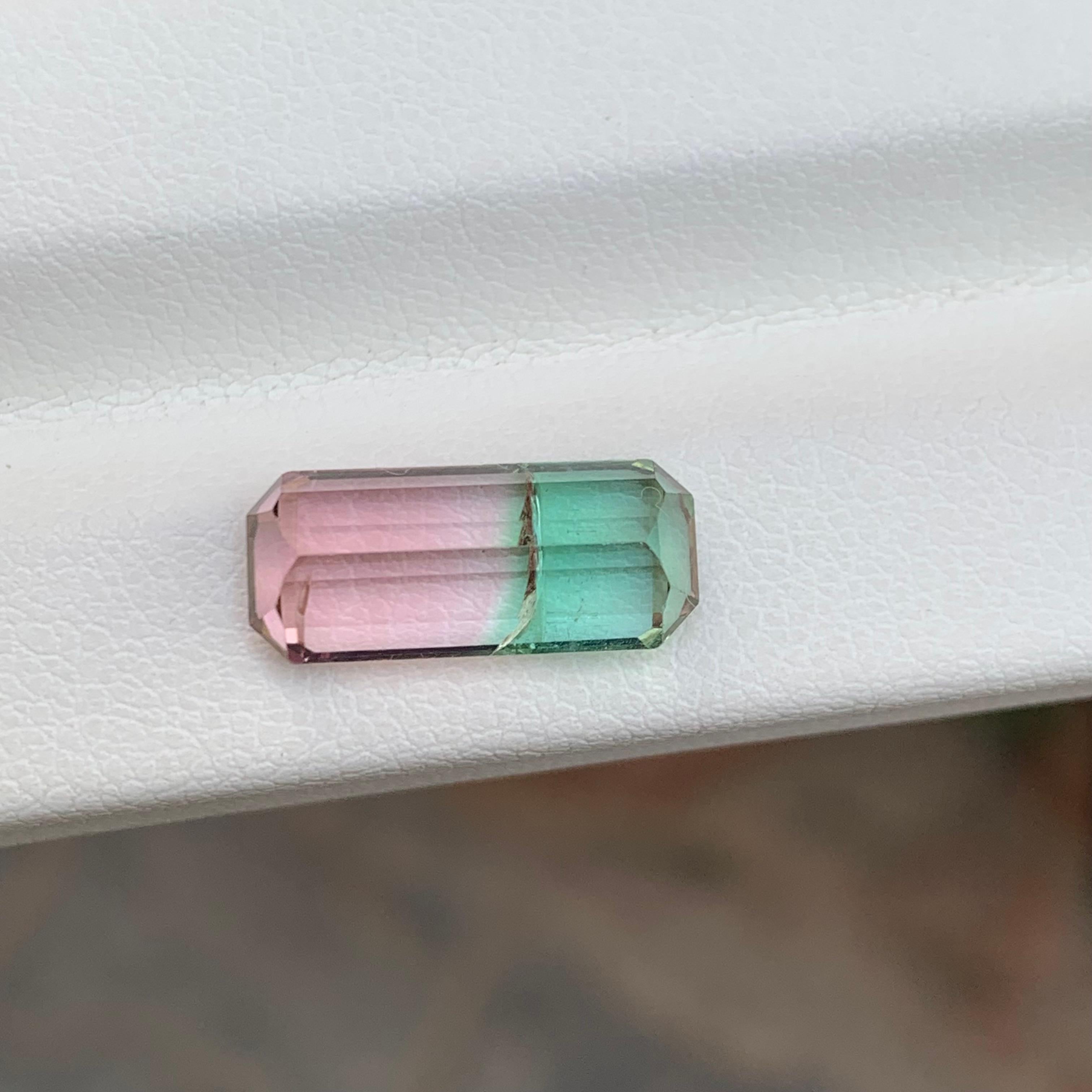 4.50 Karat natürlicher loser zweifarbiger Turmalin in Smaragdform Edelstein (Arts and Crafts) im Angebot