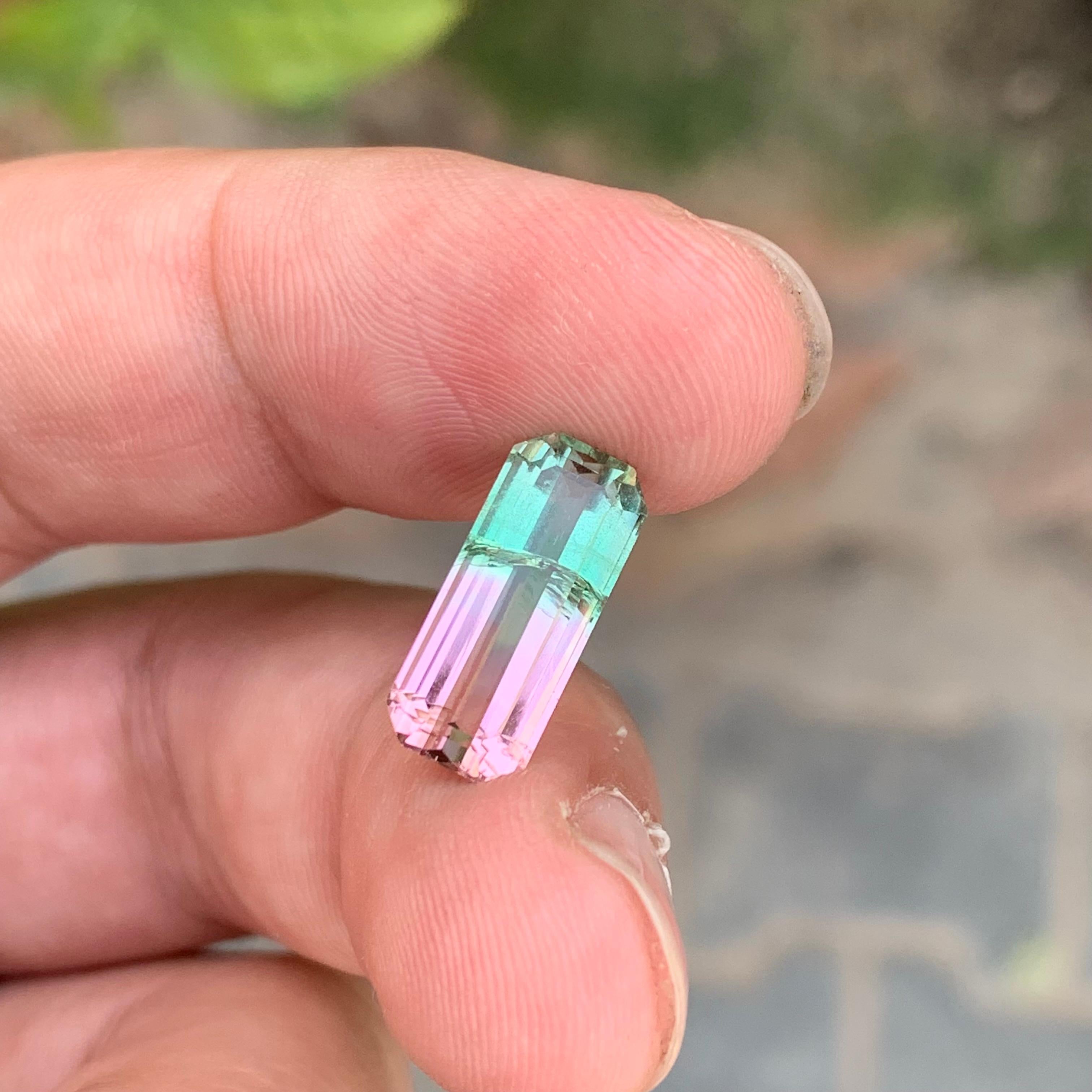 4.50 Karat natürlicher loser zweifarbiger Turmalin in Smaragdform Edelstein im Angebot 1