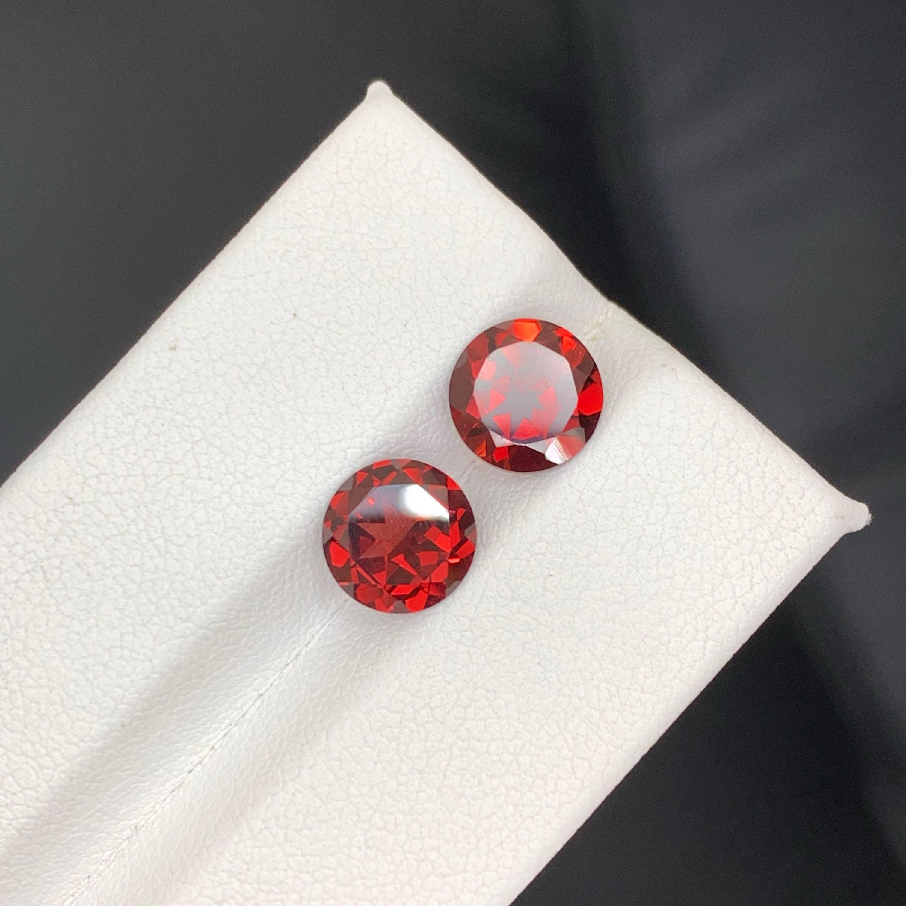 4,50 Karat Natürlicher loser leuchtend roter Granat Paar Rundschliff  Der Edelstein von Madagaskar im Angebot 1