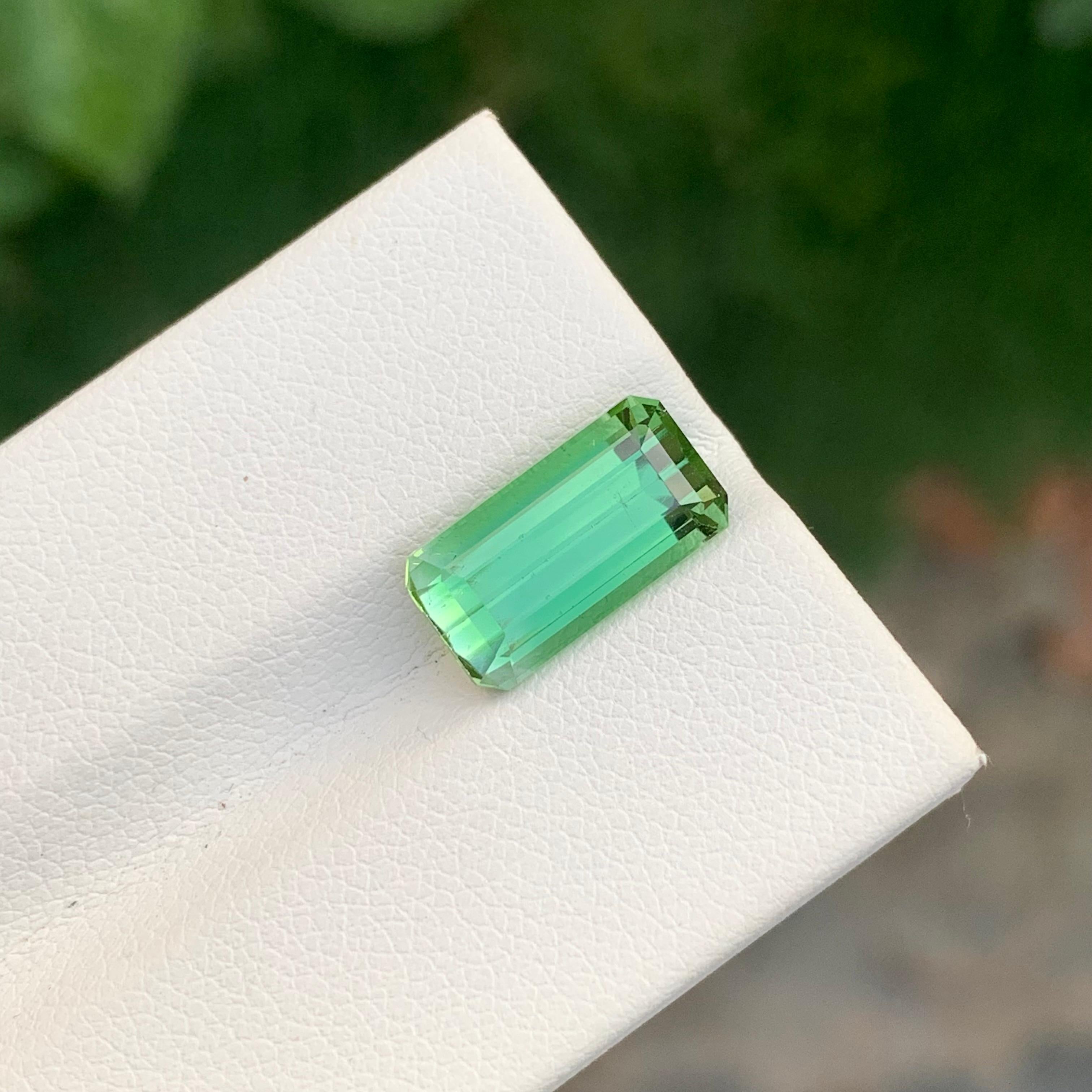4.50 Karat natürlicher loser grüner Turmalin in Smaragdform aus Afghanistan (Arts and Crafts) im Angebot