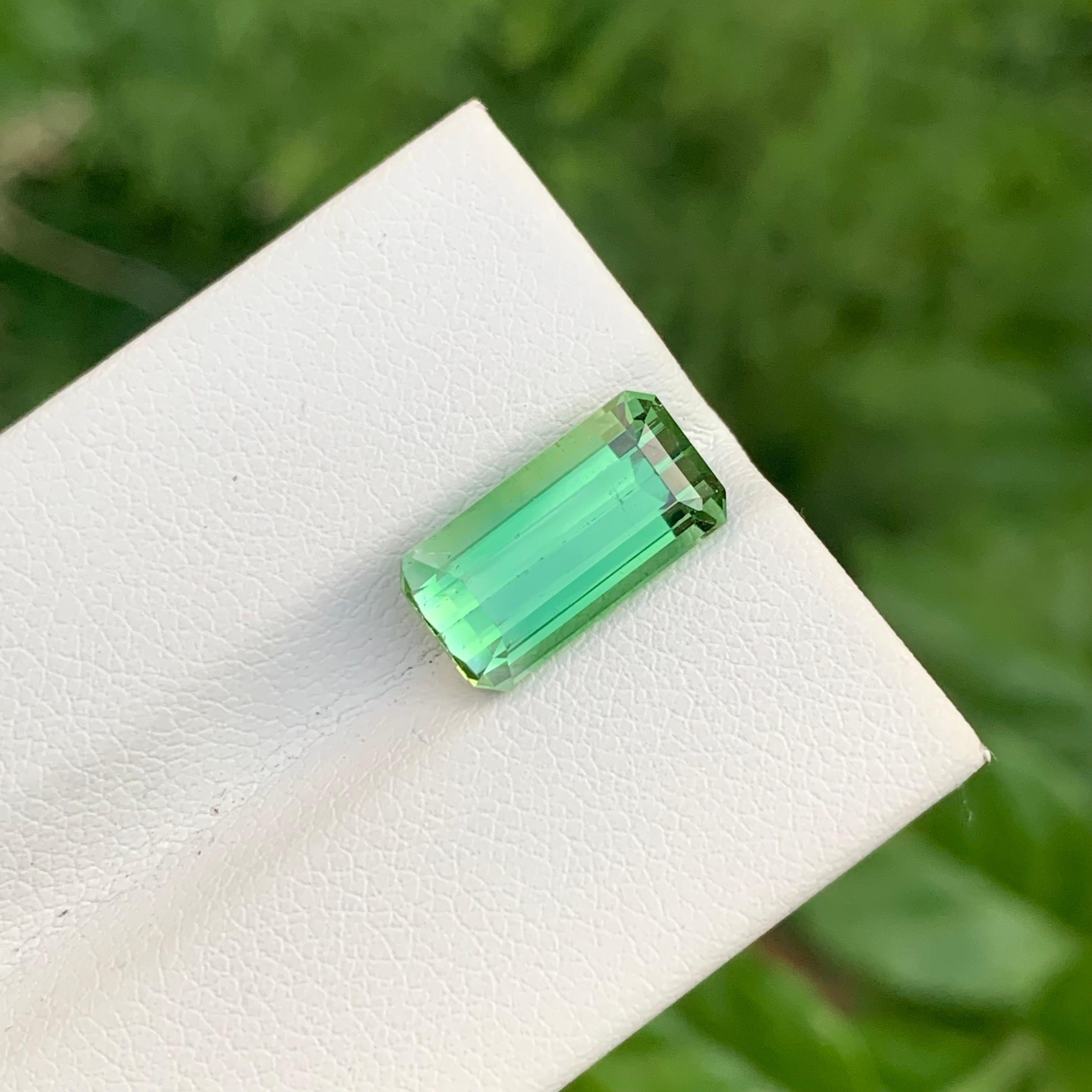 4.50 Karat natürlicher loser grüner Turmalin in Smaragdform aus Afghanistan (Smaragdschliff) im Angebot